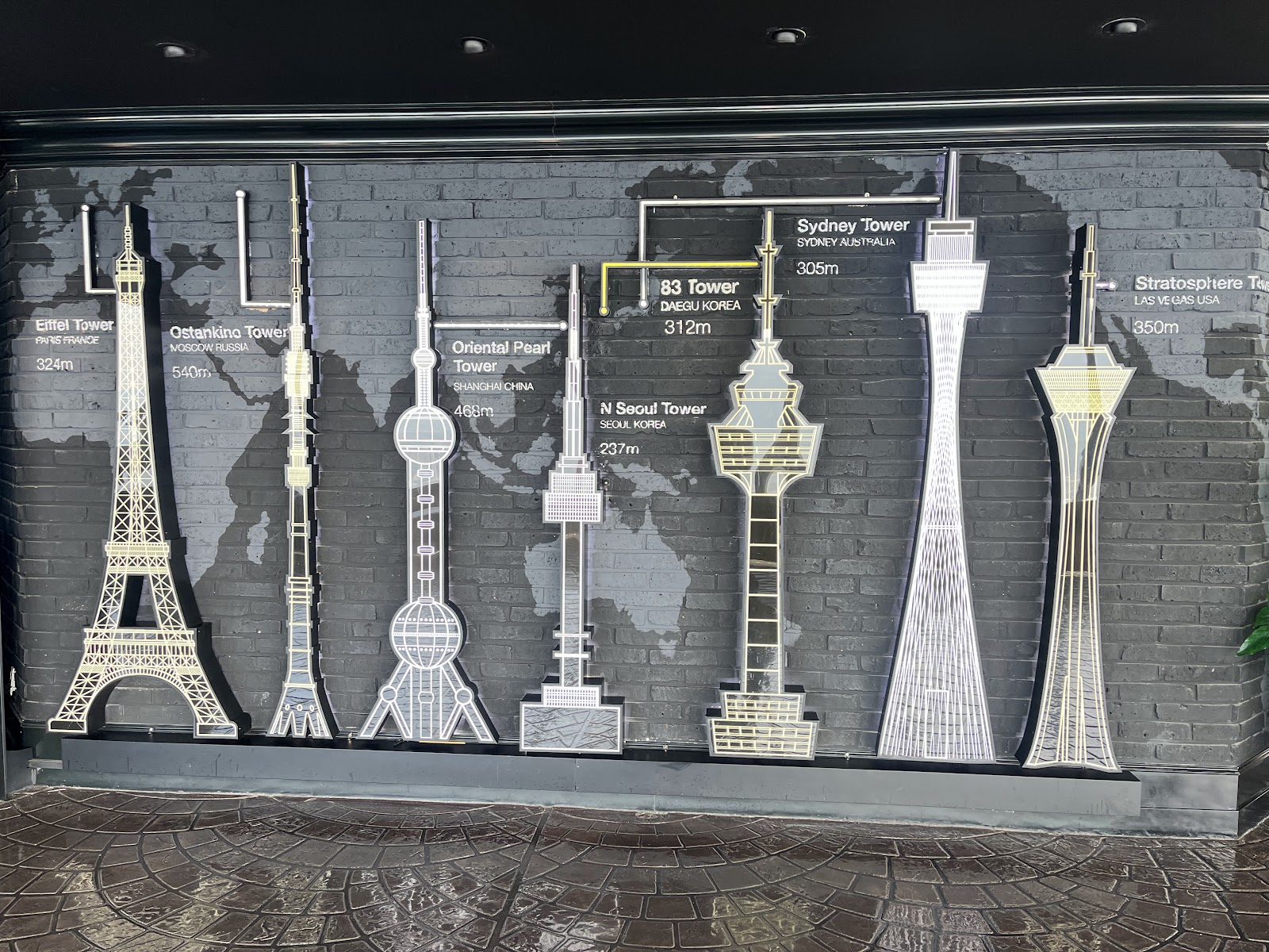83 Tower — Oficiais
