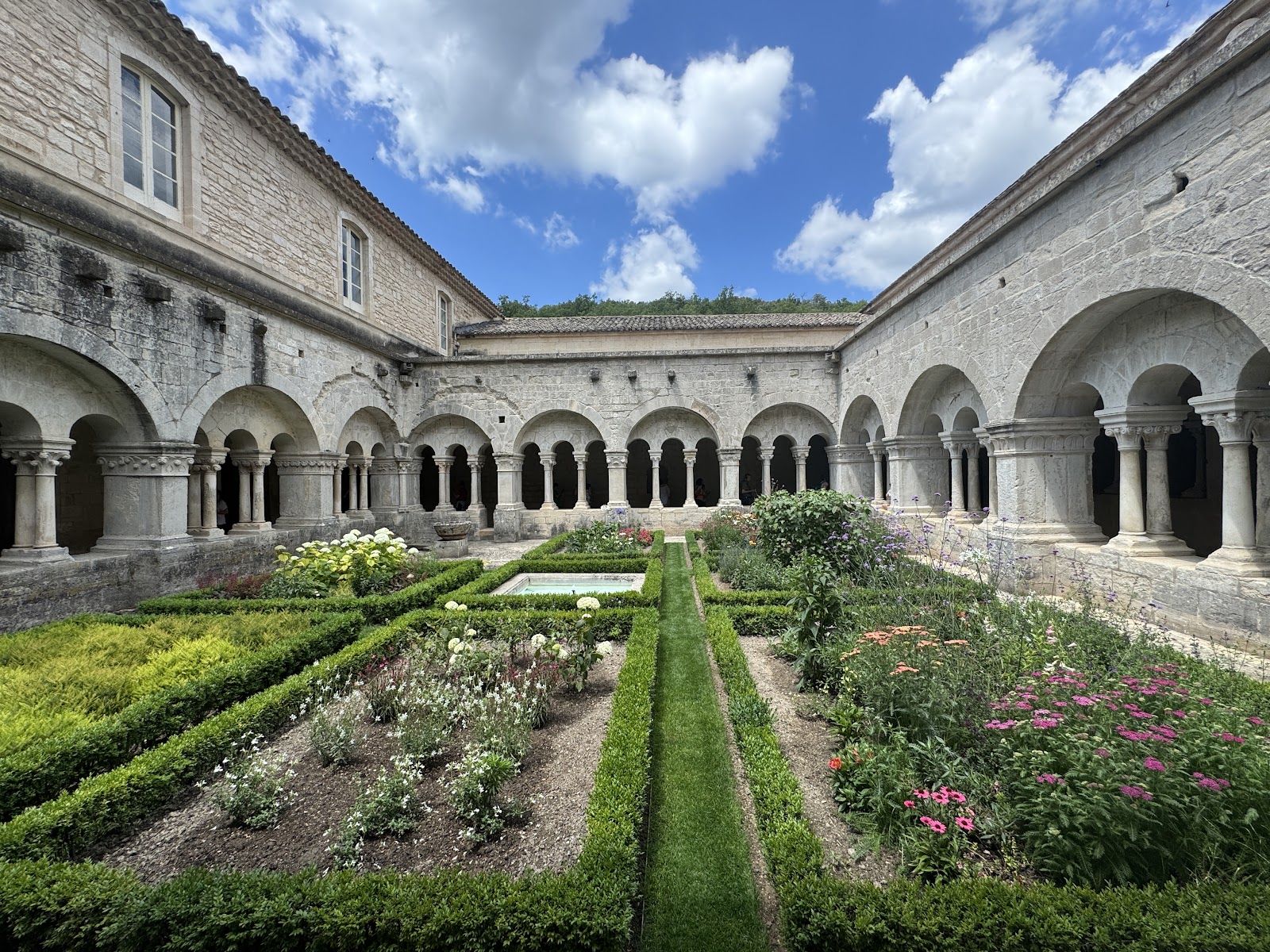 Abbaye Notre-Dame de Sénanque — Oficiais