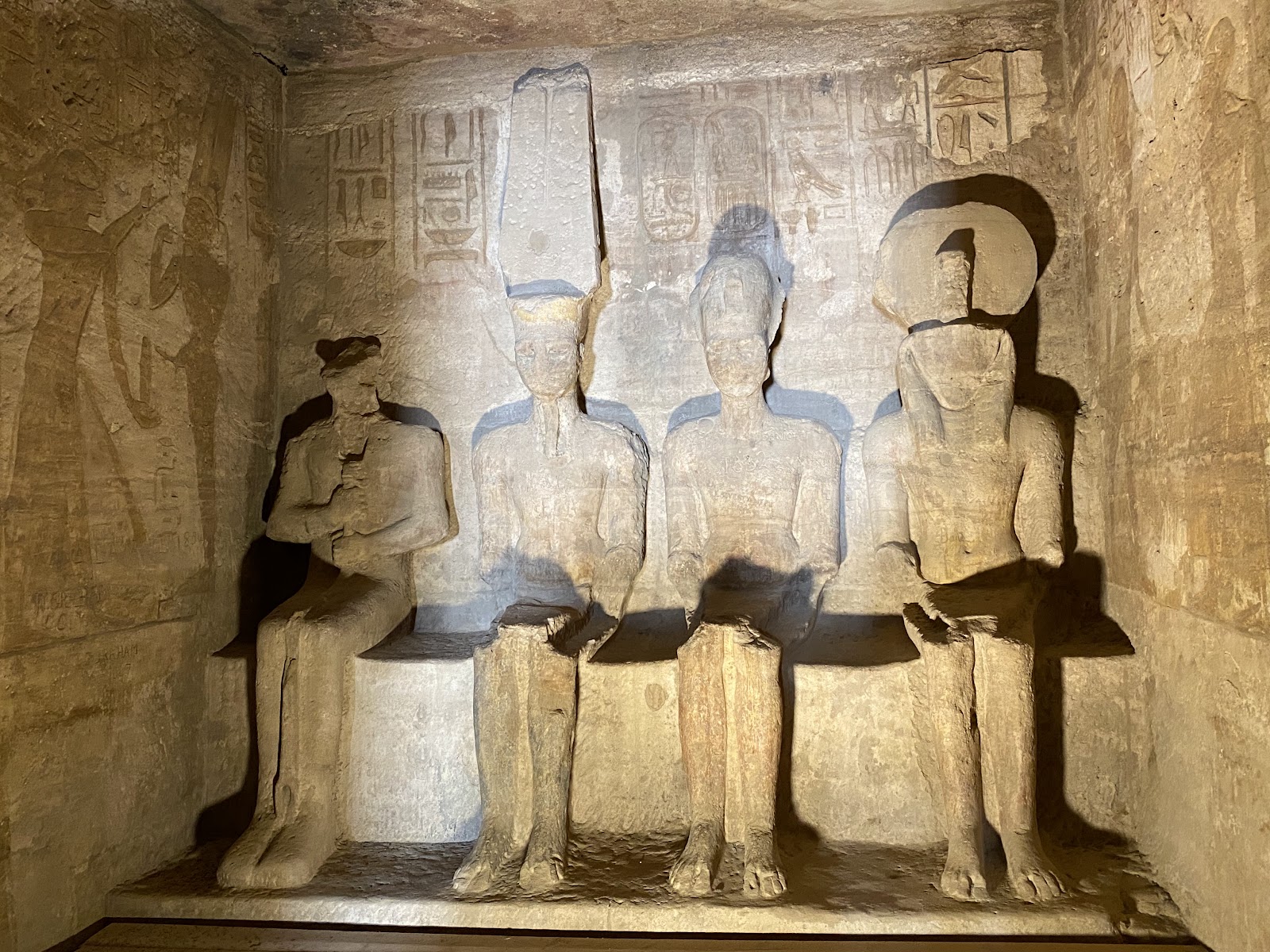 Abu Simbel — Oficiais