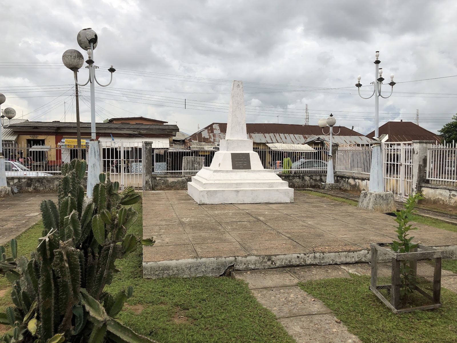 Agiya Tree Monument — Oficiais