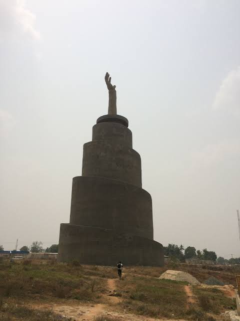 Akachi Monument — Oficiais