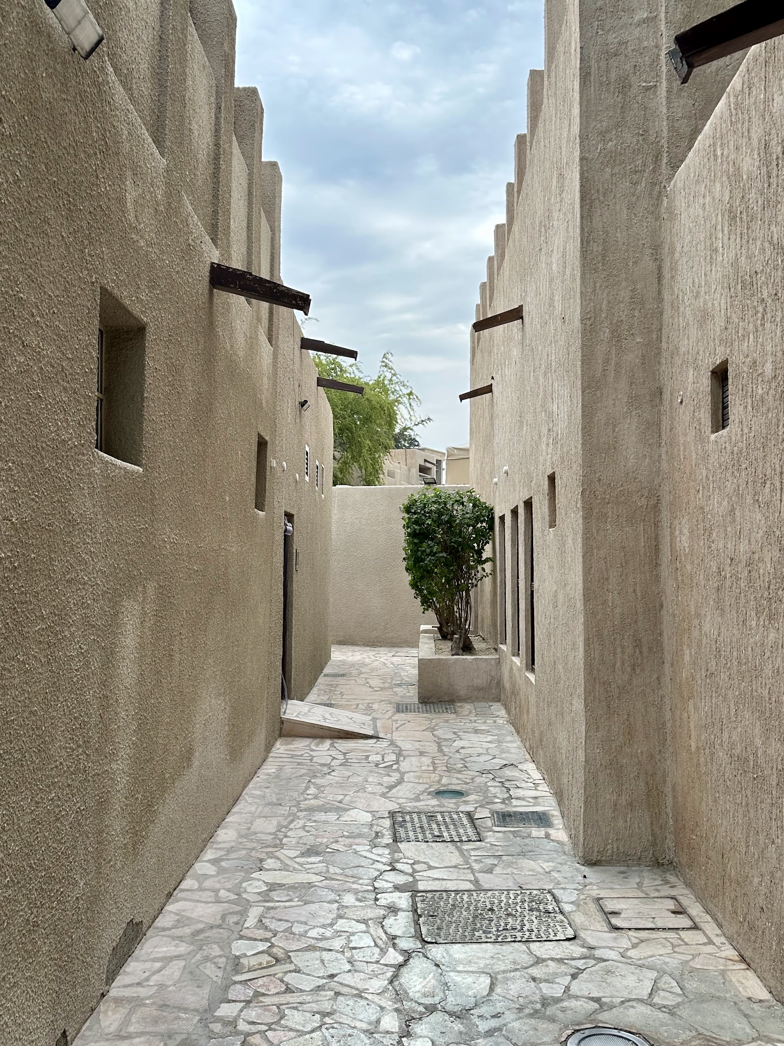 Al Fahidi Historical Neighbourhood — Oficiais
