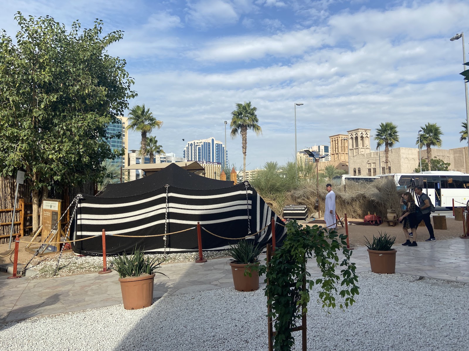 Al Fahidi Historical Neighbourhood — Oficiais