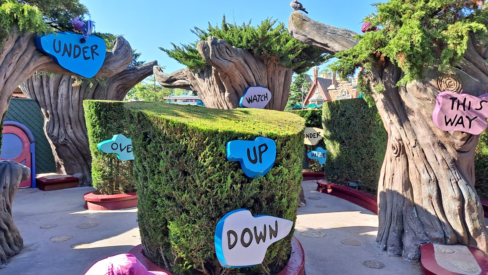 Alice in Wonderland — Oficiais