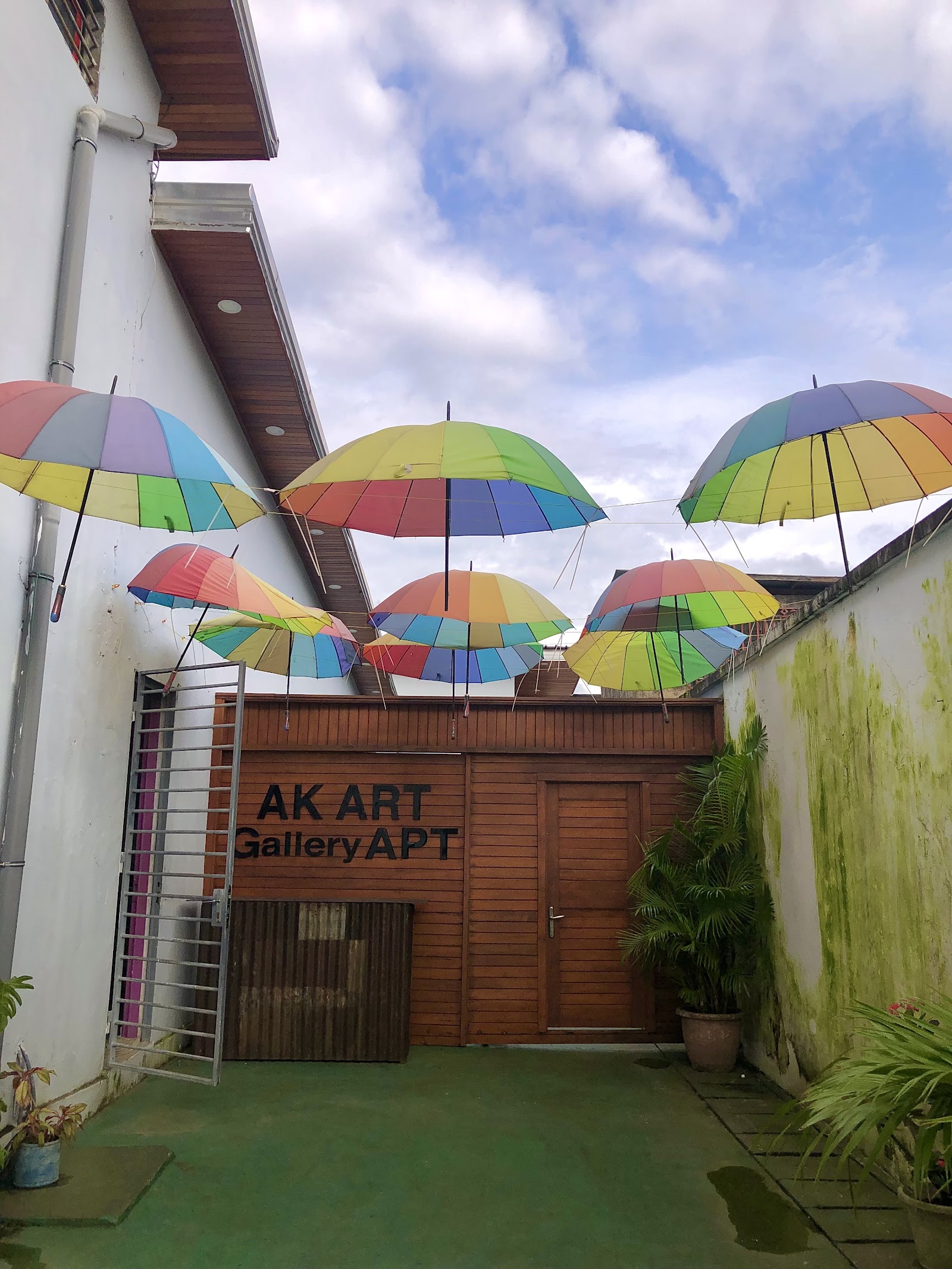 Annie Kadji Art Gallery — Oficiais