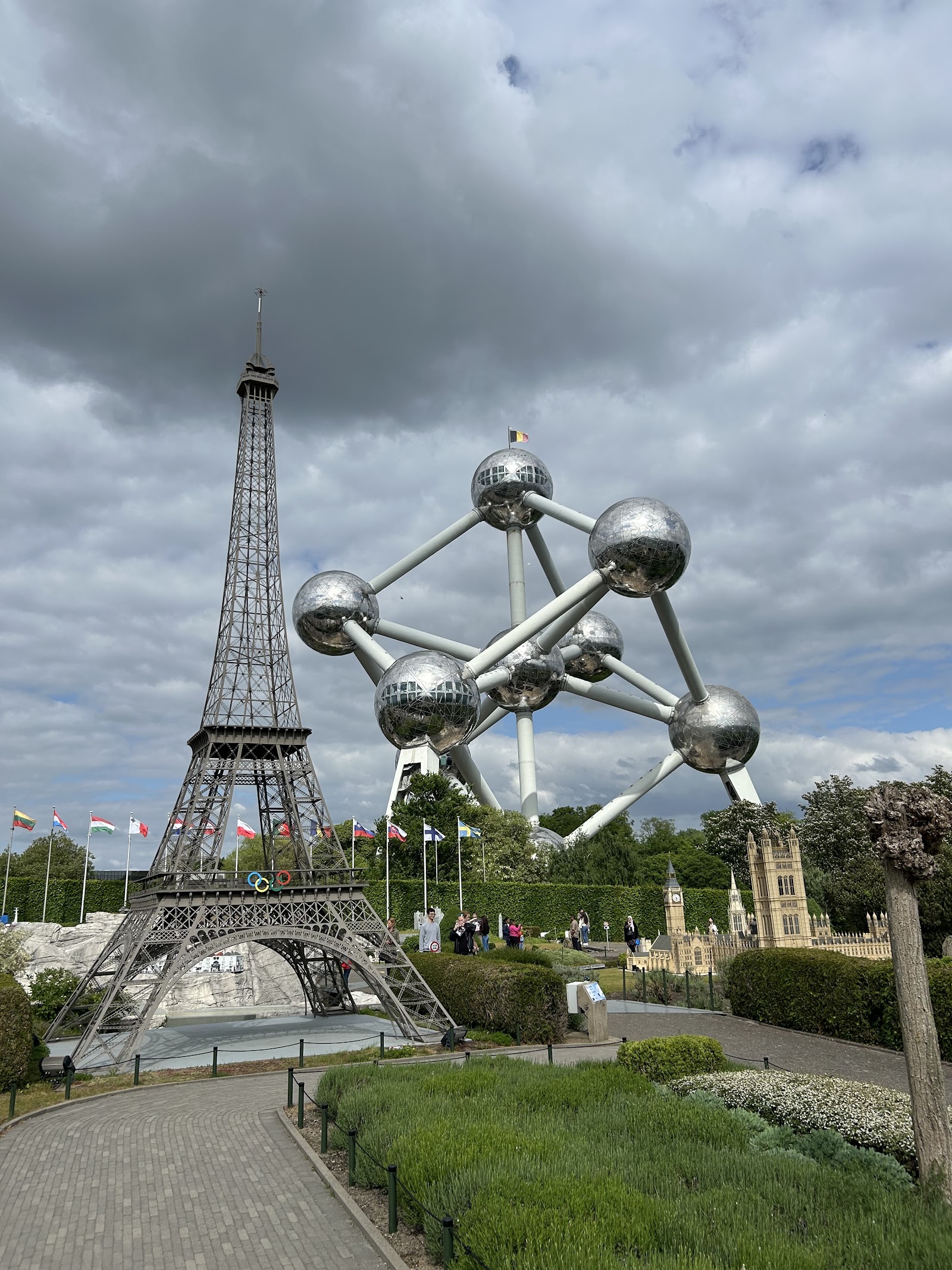 Atomium — Oficiais