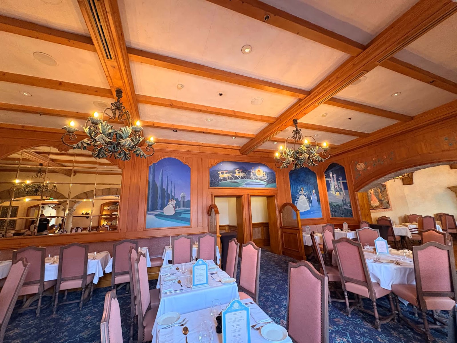 Auberge de Cendrillon — Oficiais