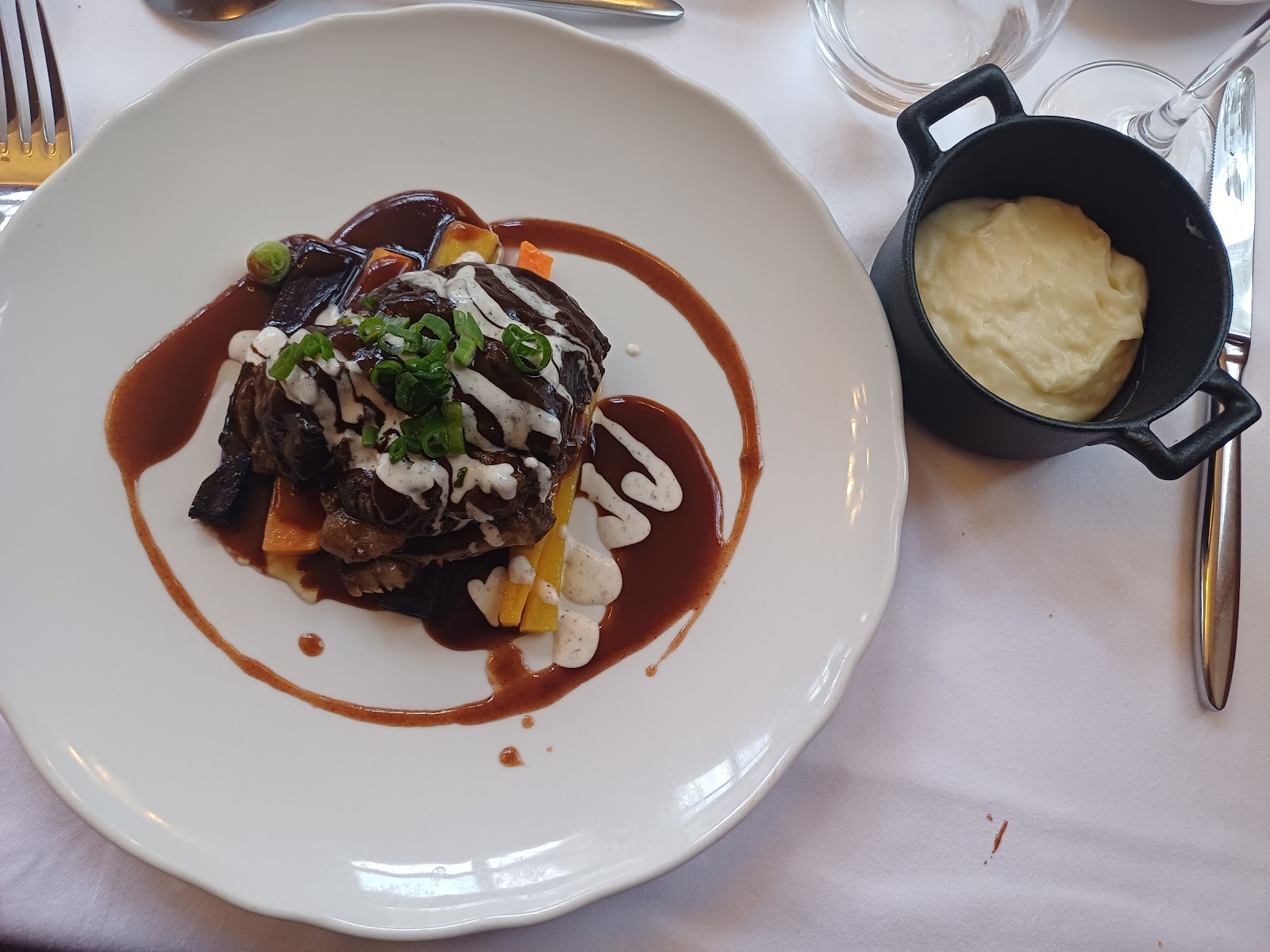 Auberge de Cendrillon — Oficiais