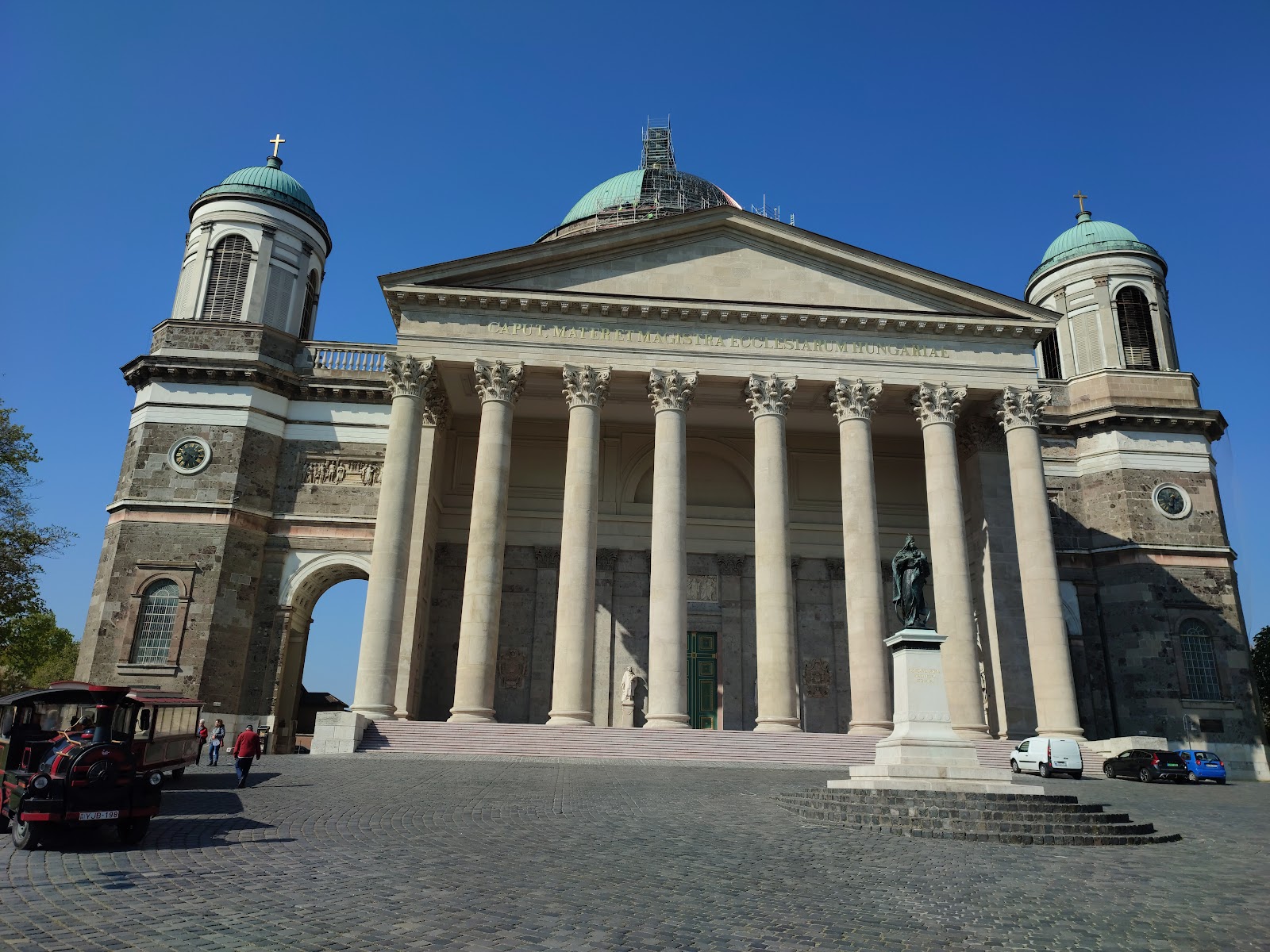 Basílica de Esztergom — Oficiais