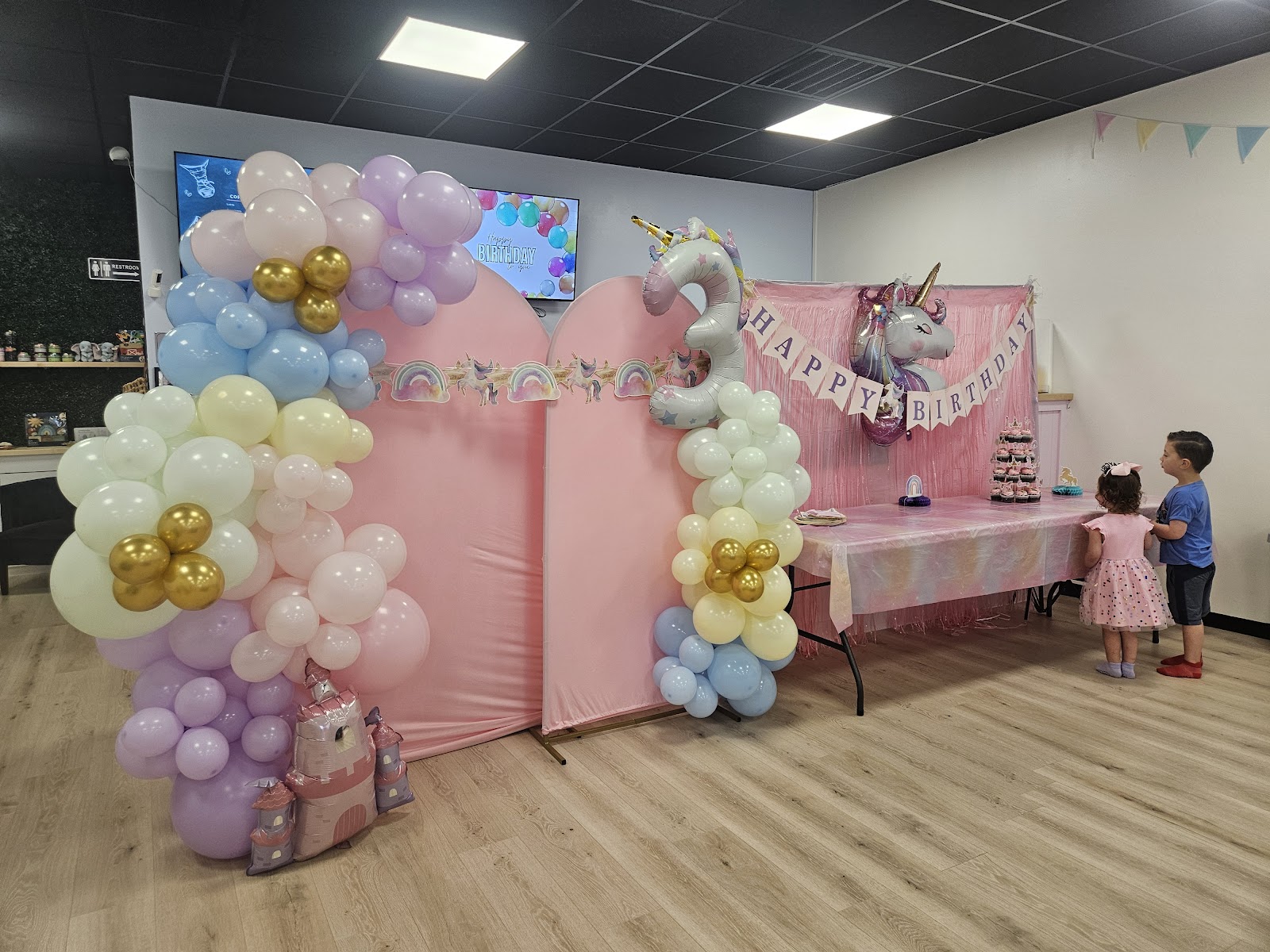 Bay of Play Cafe — Oficiais