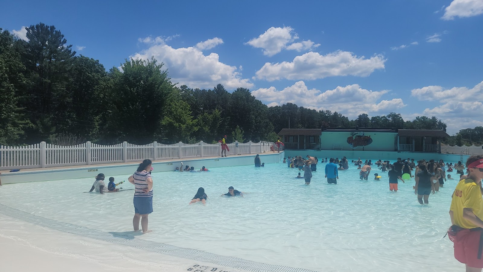 Bayou Bay — Oficiais