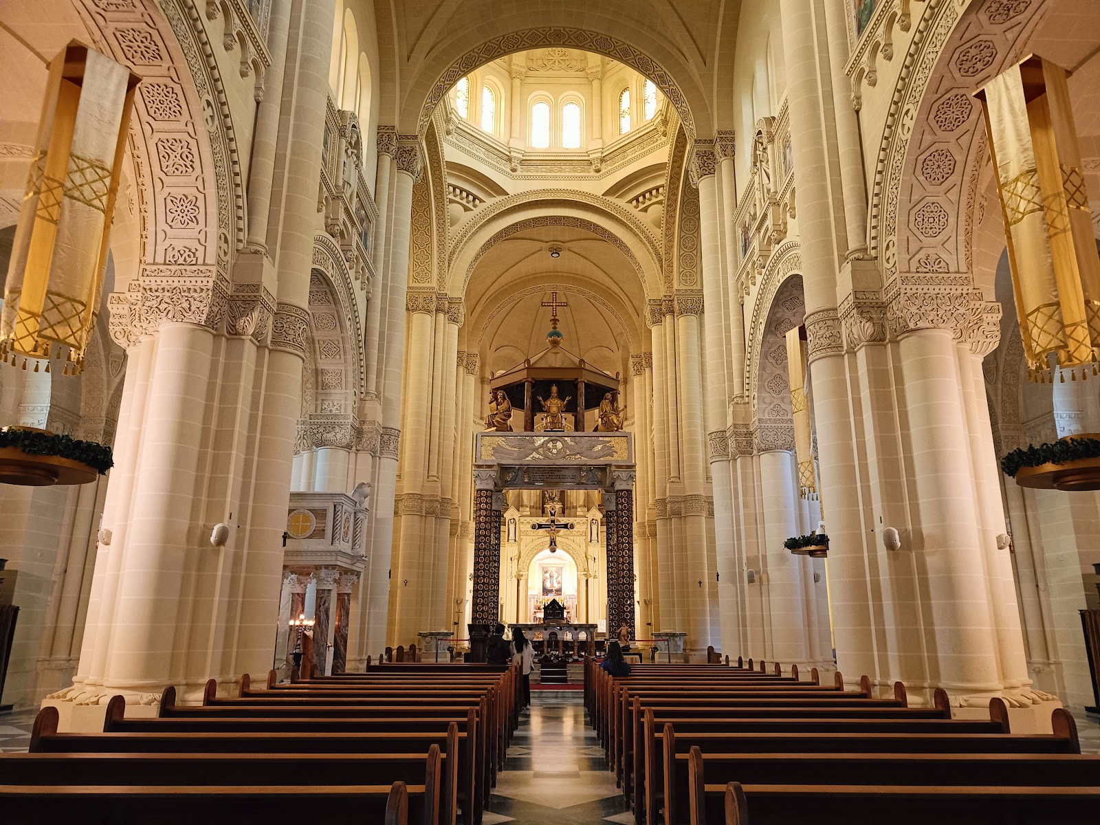 Bażilika tal-Madonna Ta' Pinu — Oficiais