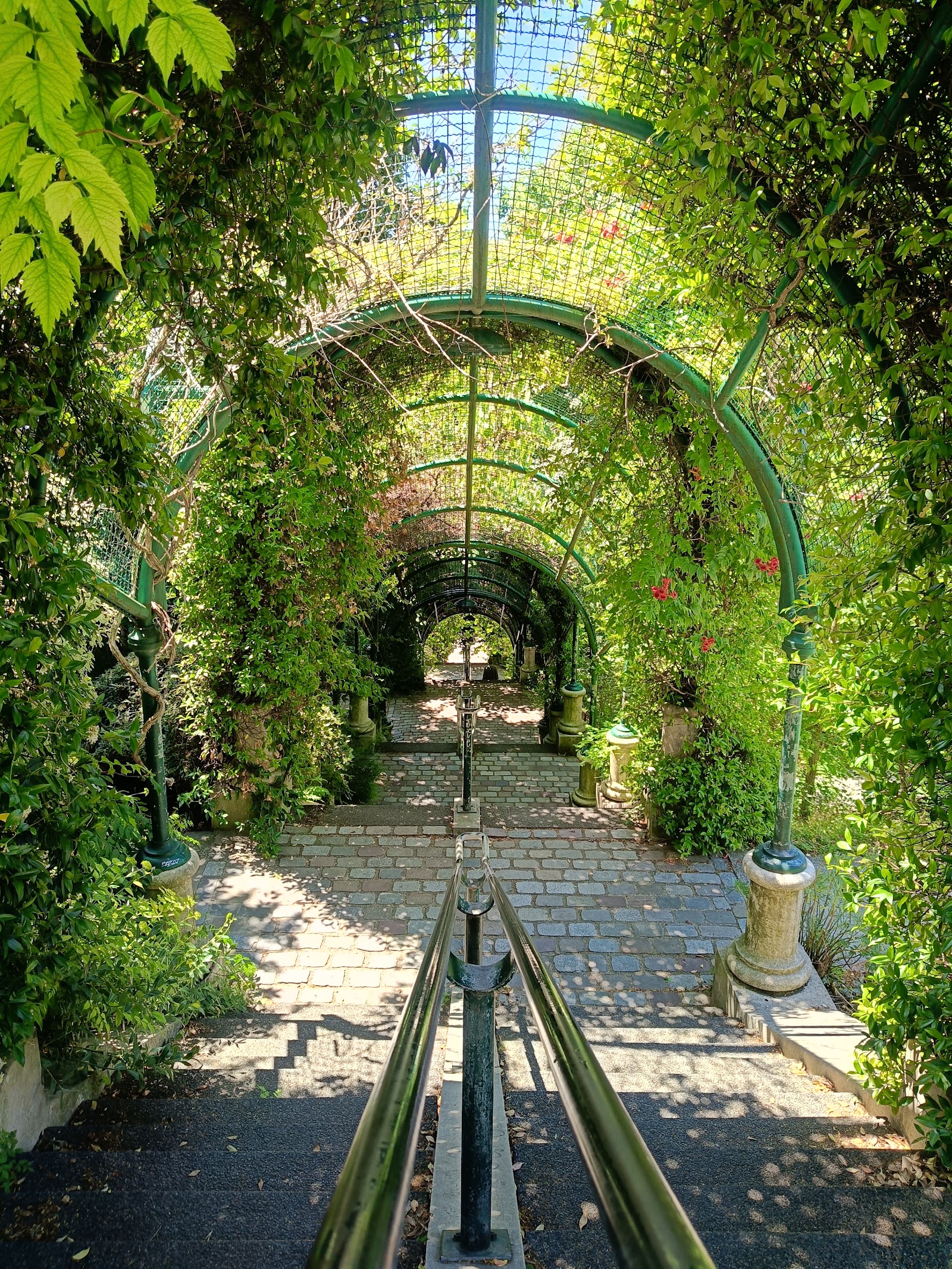 Belleville Park — Oficiais
