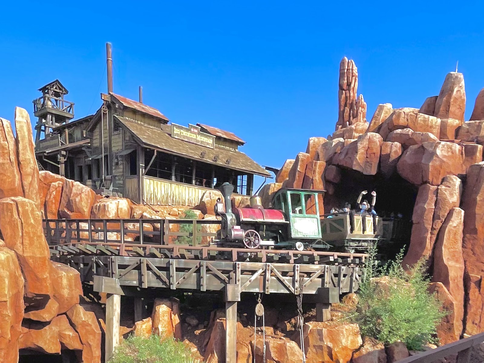 Big Thunder Mountain — Oficiais