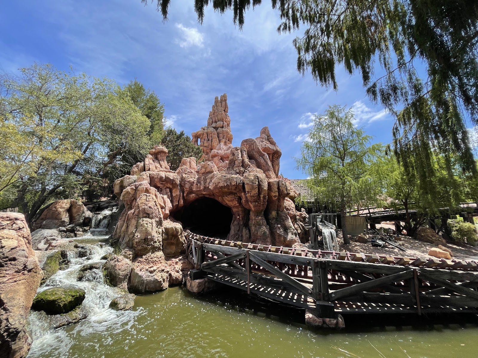 Big Thunder Mountain Railroad — Oficiais