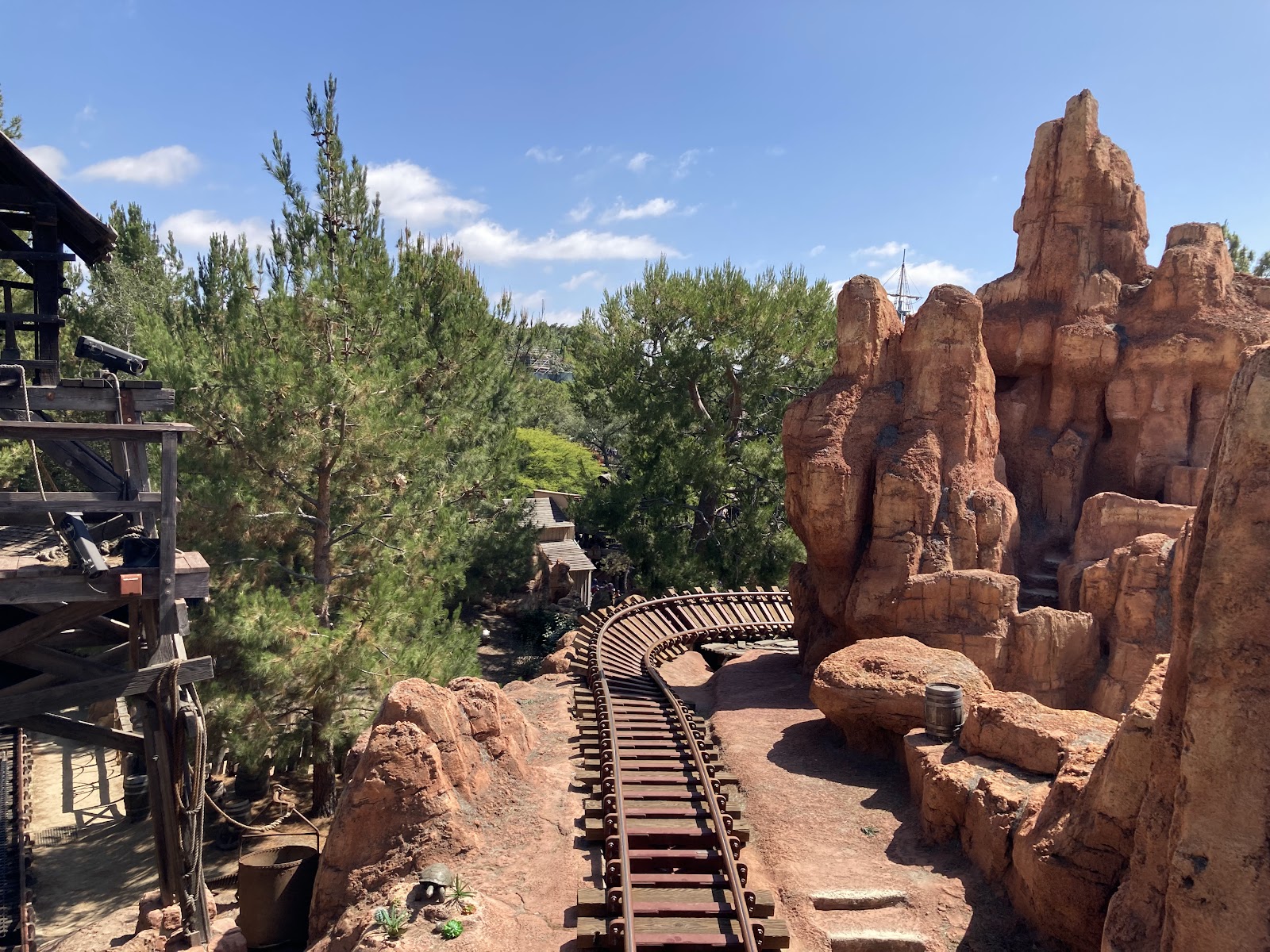 Big Thunder Mountain Railroad — Oficiais