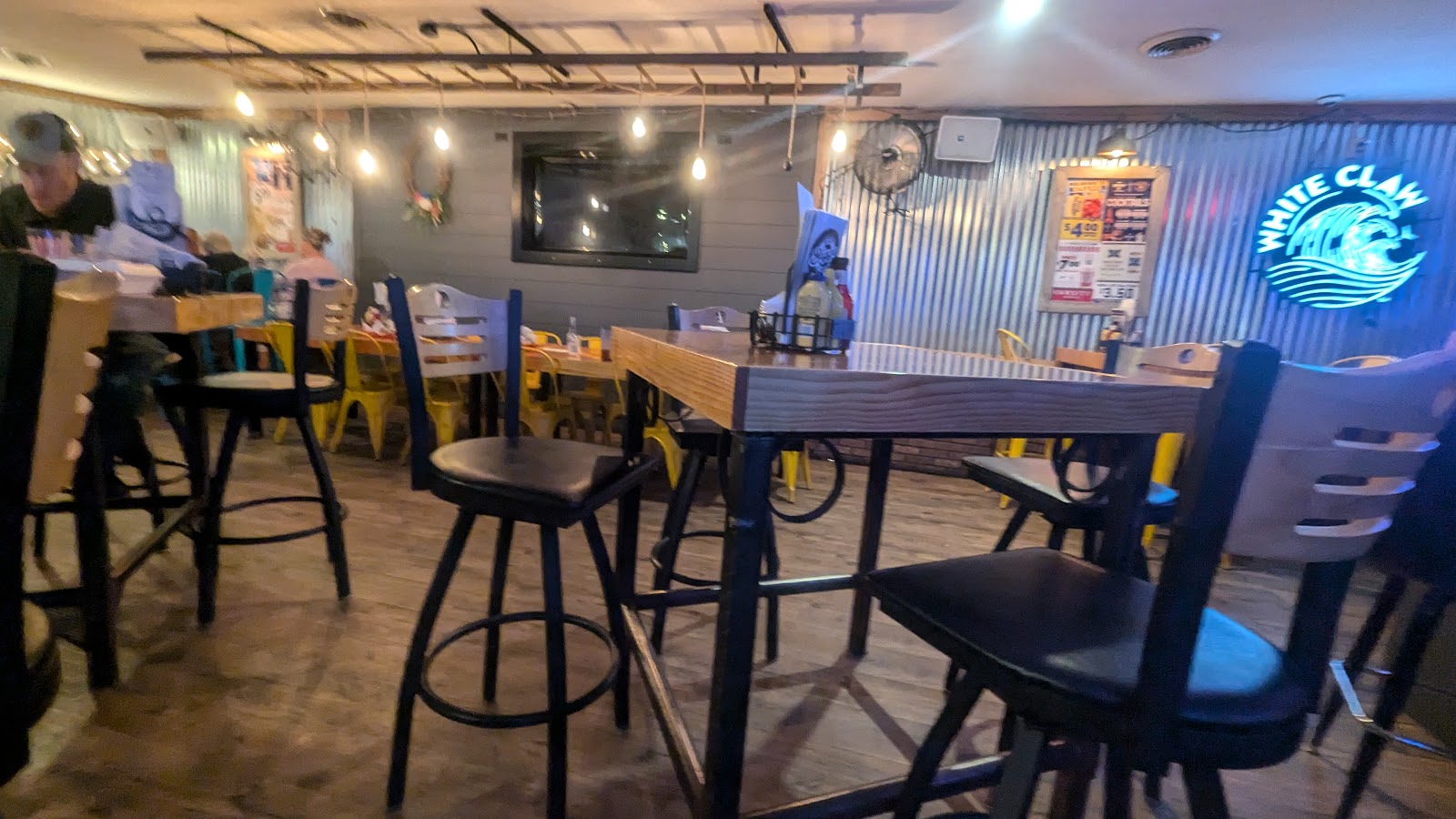 Biggs Bar and Grill — Oficiais