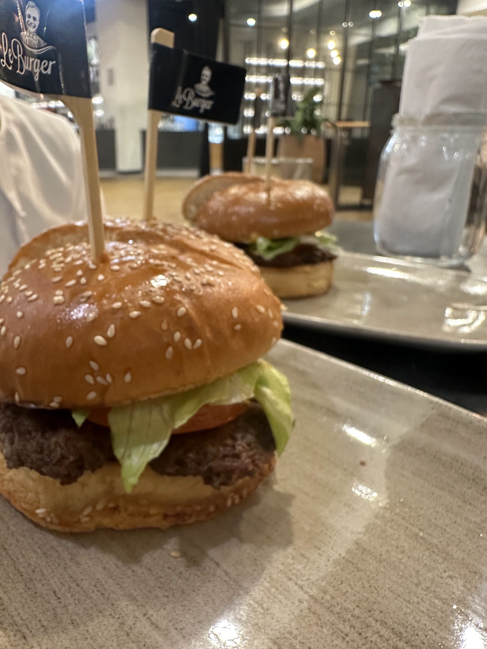 Build-A-Burger — Oficiais