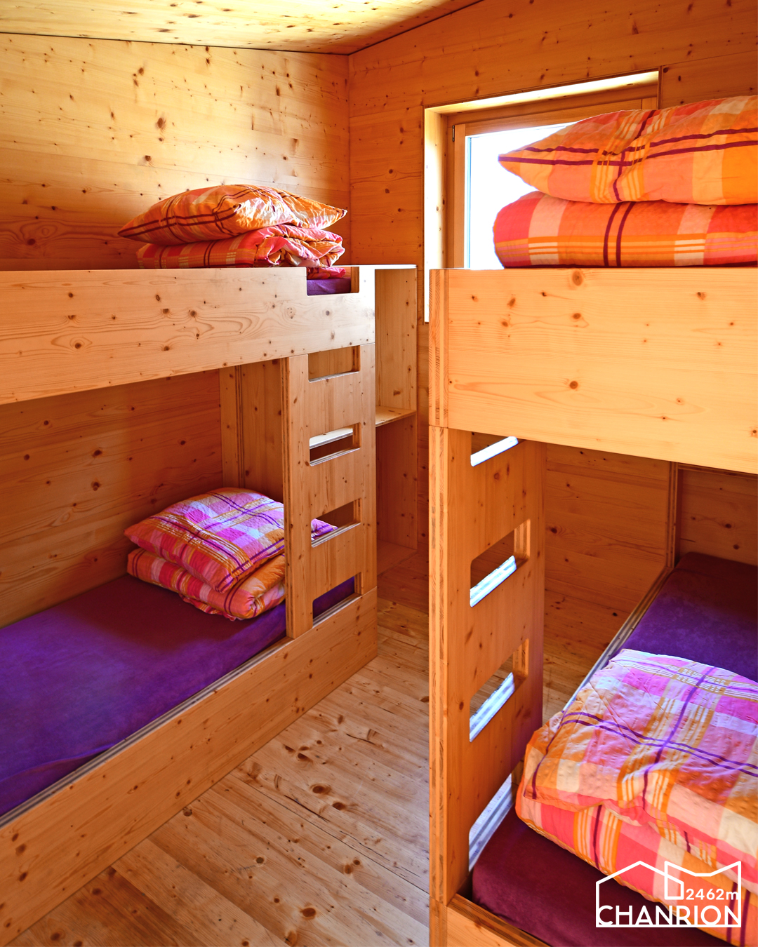 Cabane de Chanrion — Oficiais