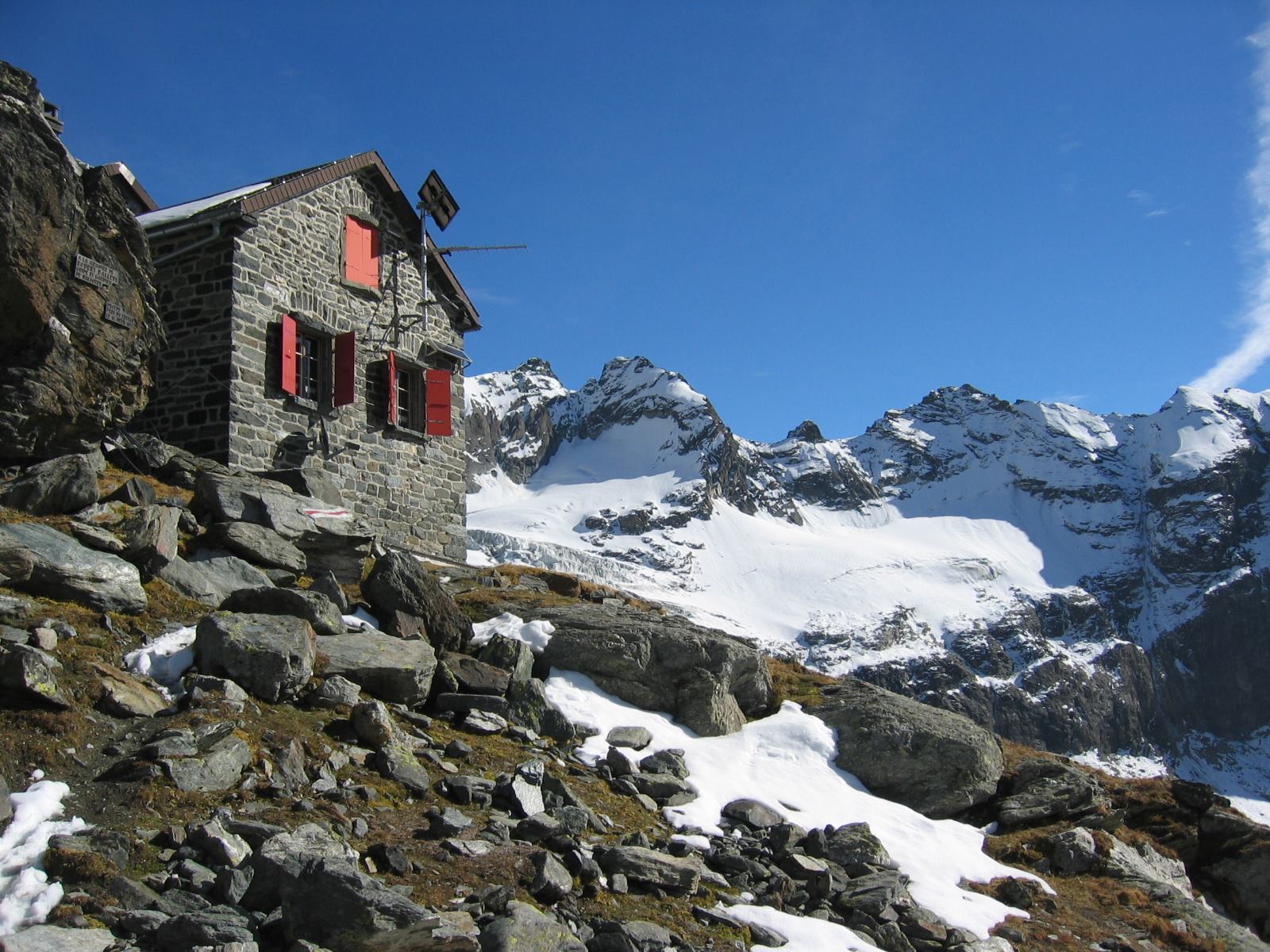 Cabane de Valsorey — Oficiais