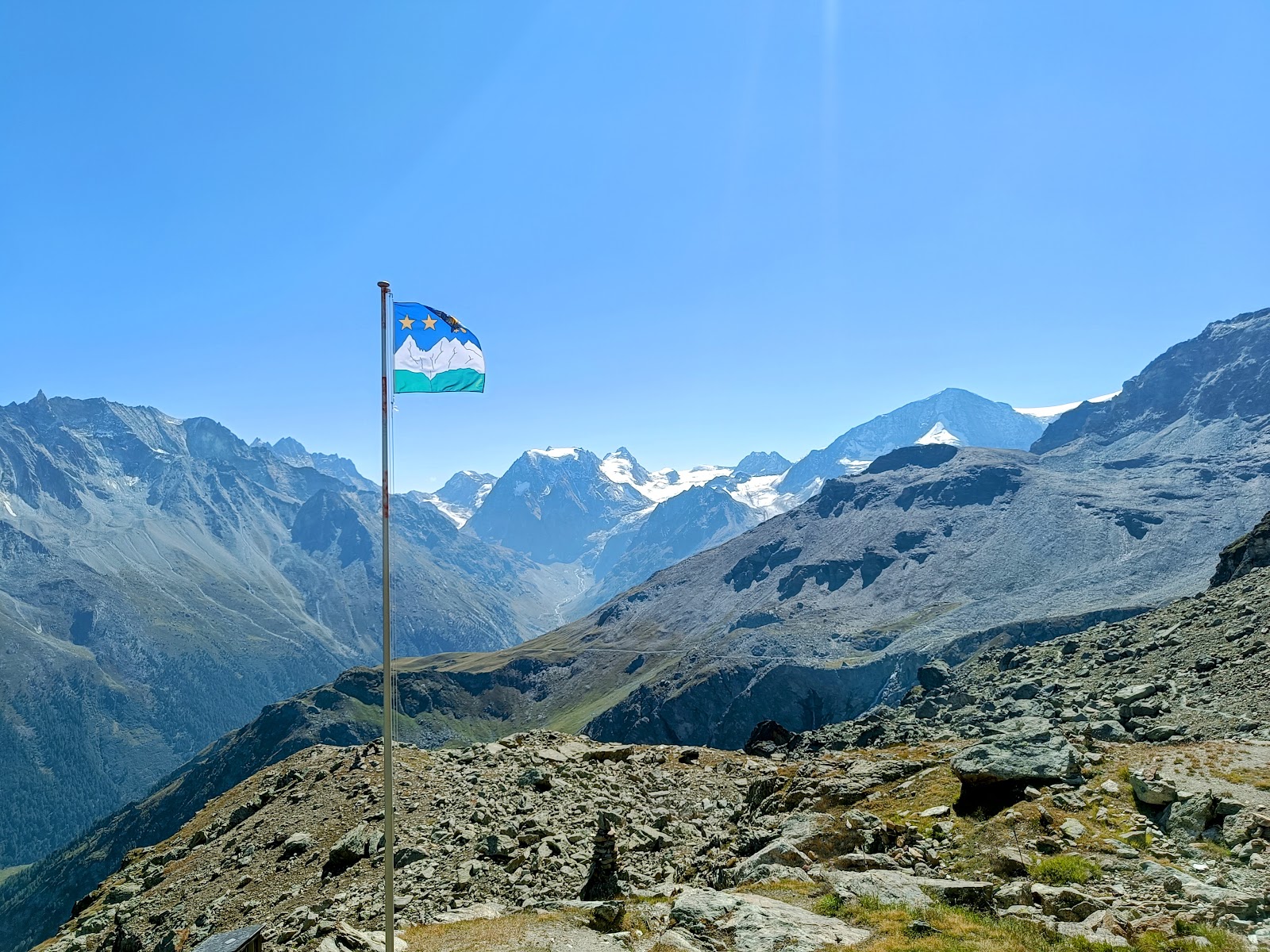 Cabane des Aiguilles Rouges — Oficiais