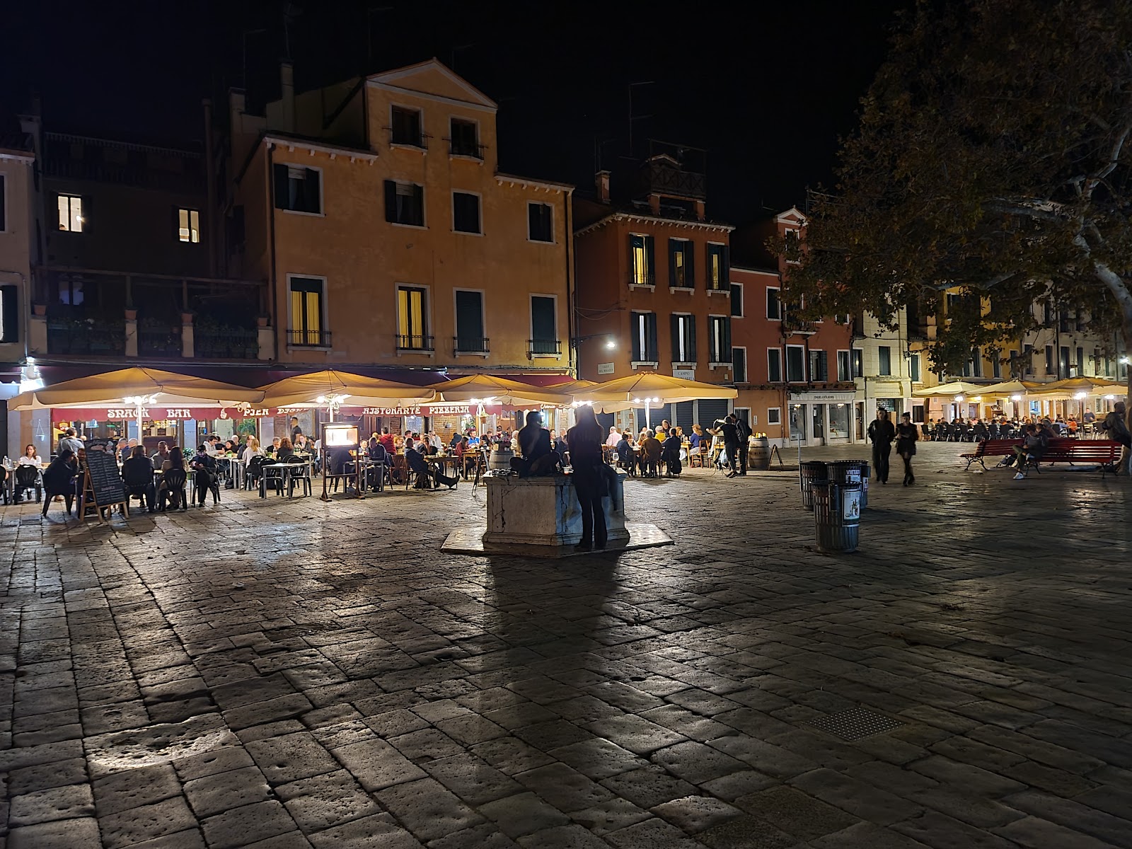 Campo Santa Margherita — Oficiais