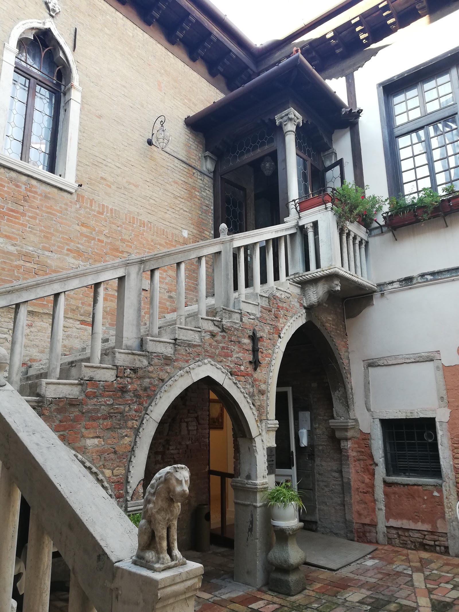 Campo Santa Margherita — Oficiais