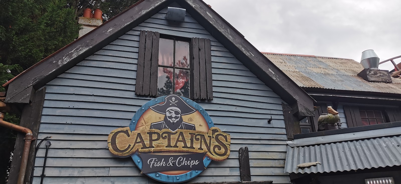 Captain Fish & Chips — Oficiais