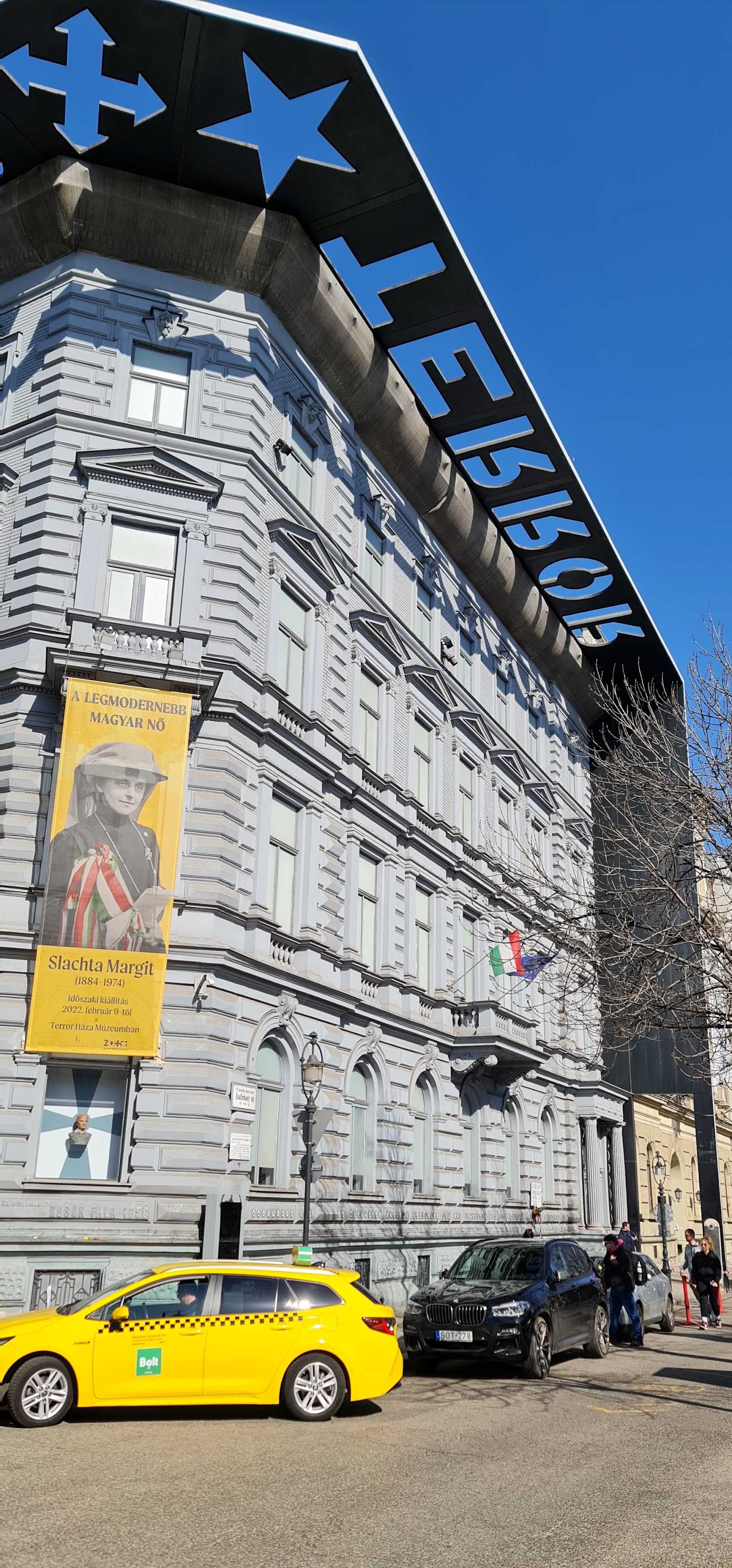 Casa assombrada — Oficiais