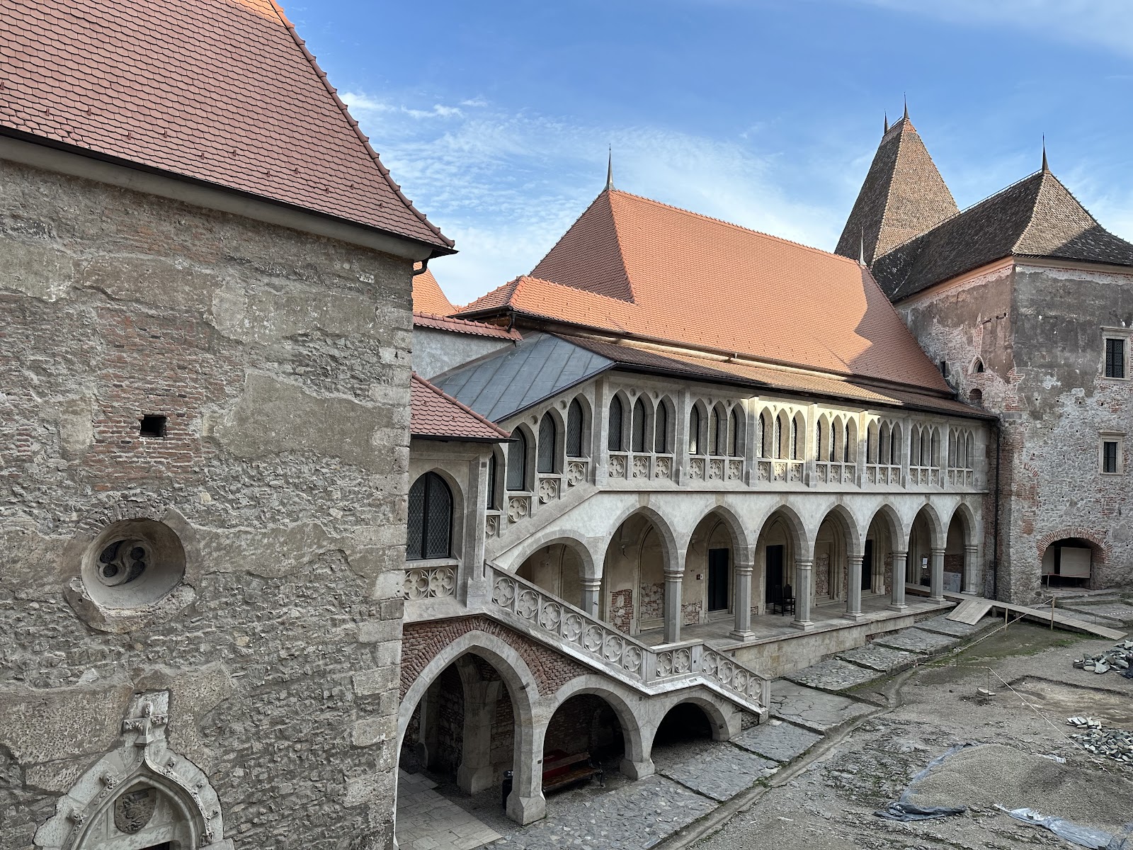 Castelo de Corvin — Oficiais