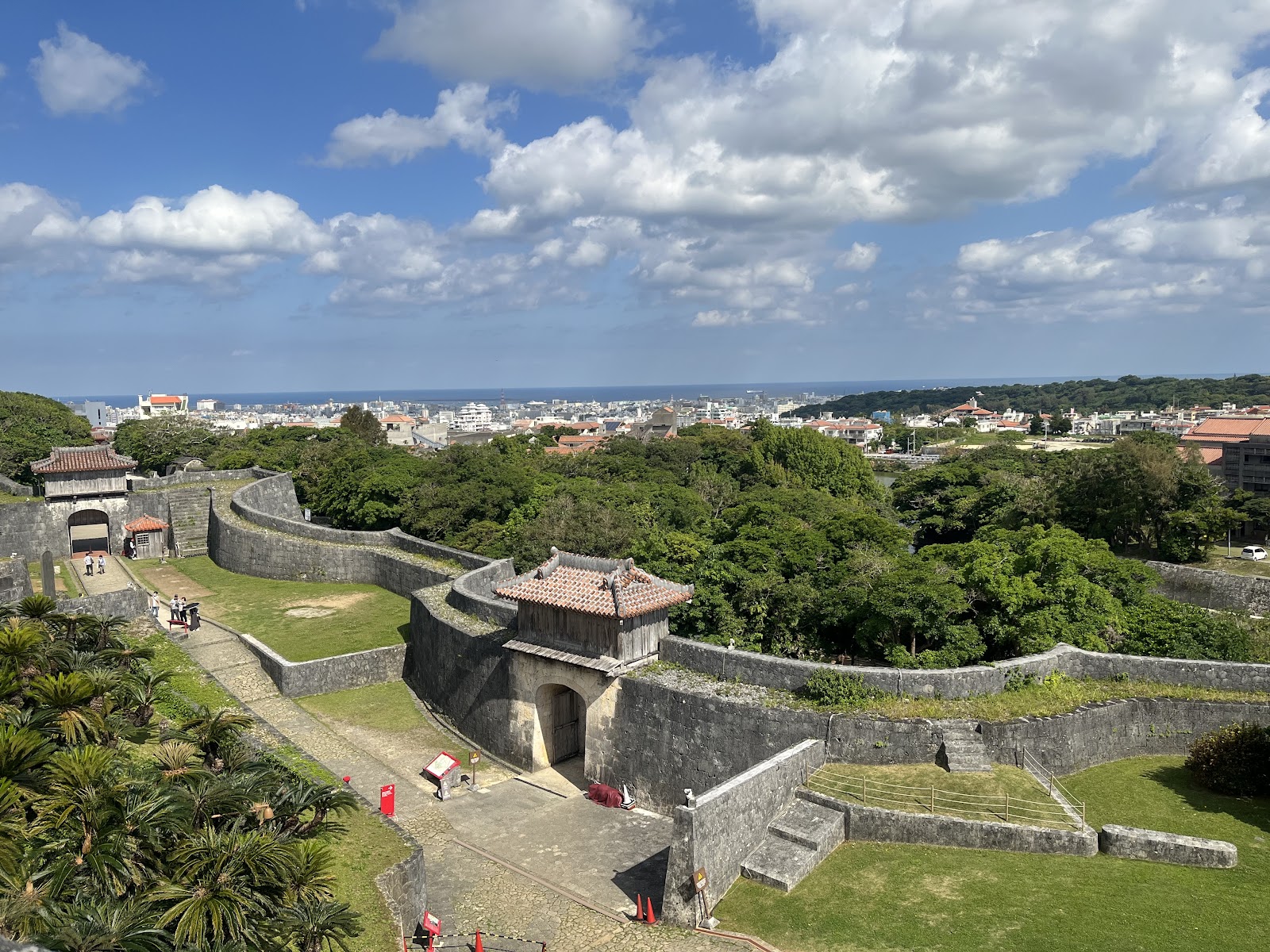 Castelo de Shuri — Oficiais