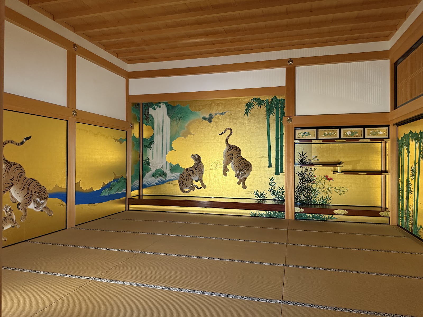 Castelo Nagoya — Oficiais