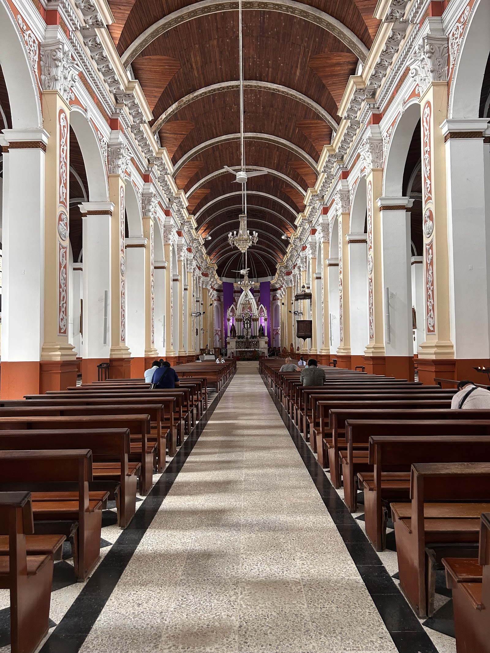 Catedral Metropolitana Basílica Menor de San Lorenzo de Santa Cruz — Oficiais