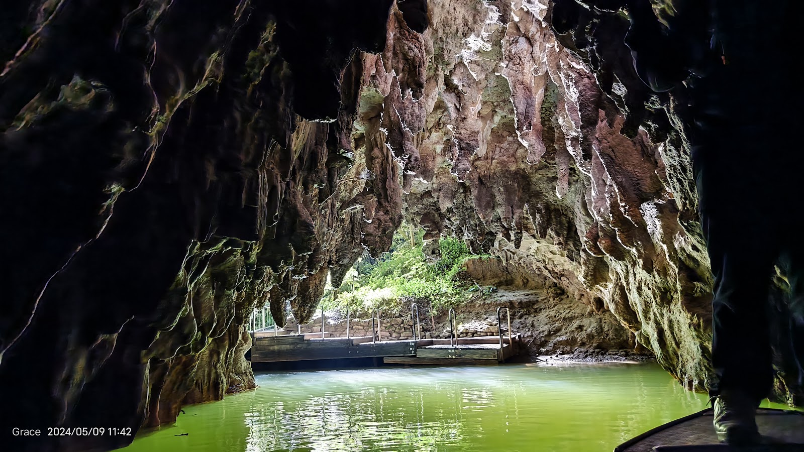 Caverna Glowworm — Oficiais