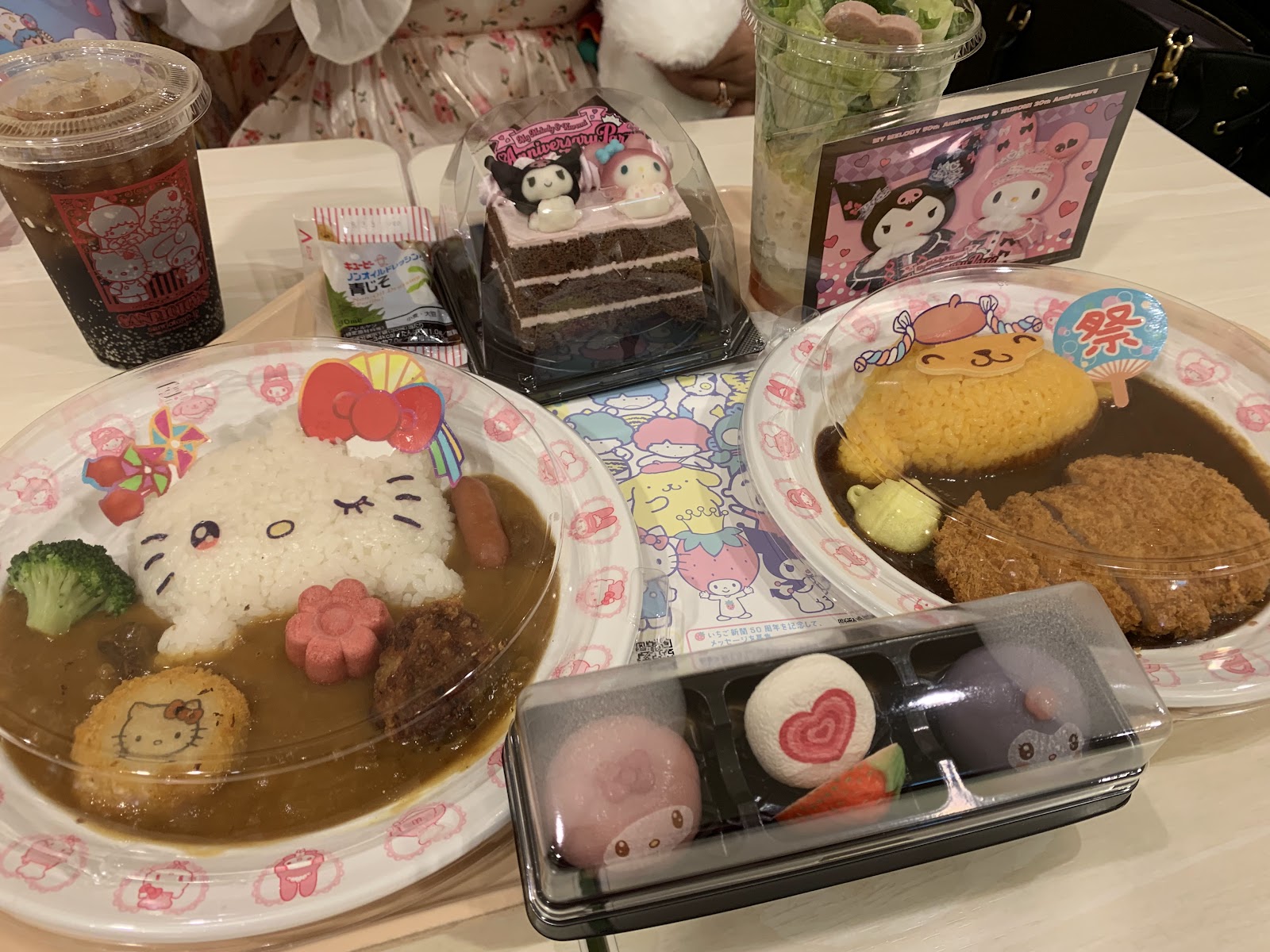 Character Food Court — Oficiais