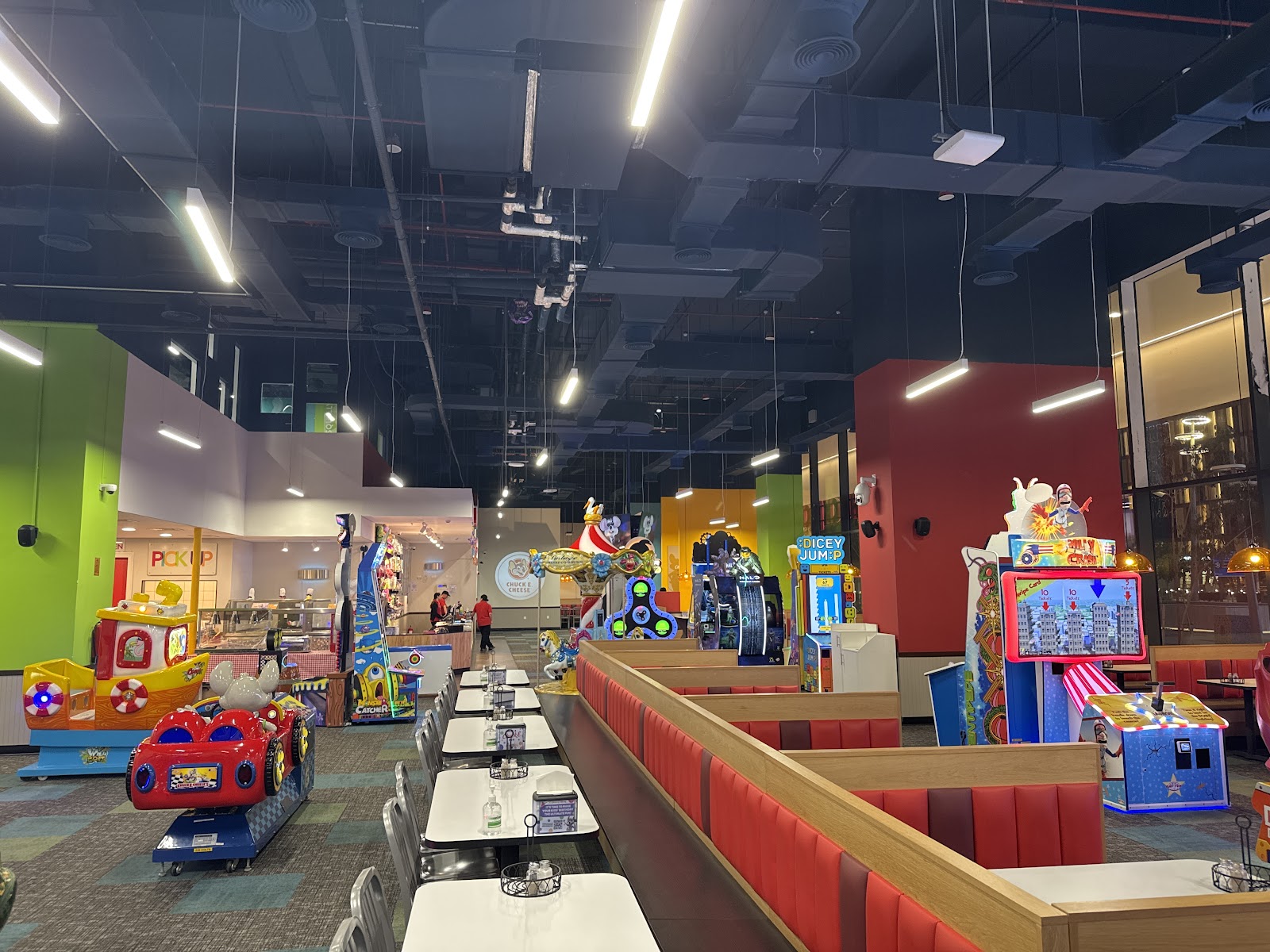 Chuck E. Cheese — Oficiais