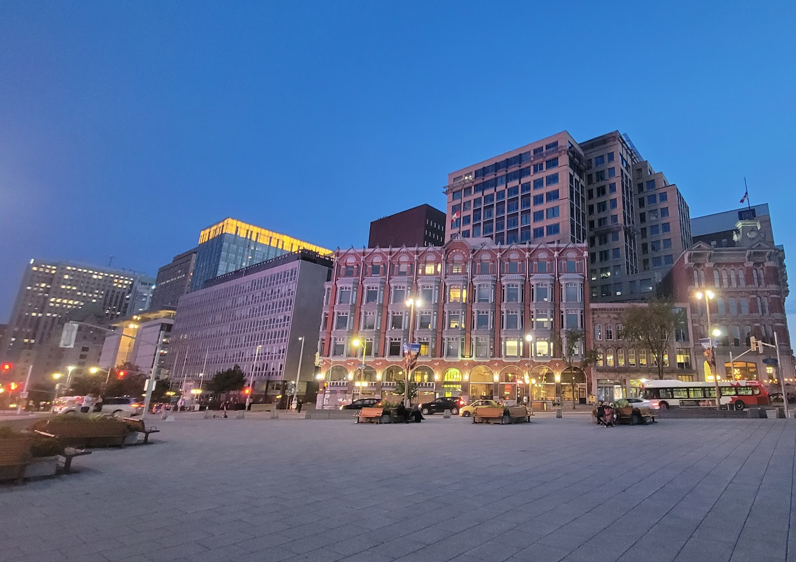 Confederation Square — Oficiais