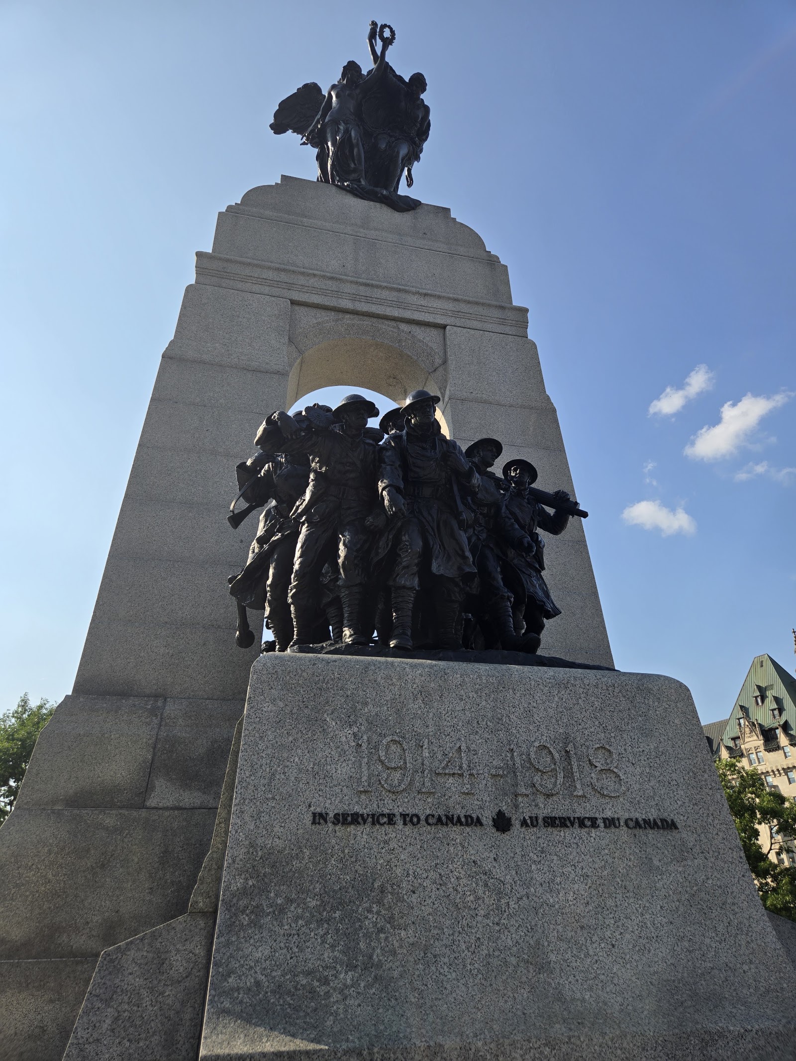 Confederation Square — Oficiais