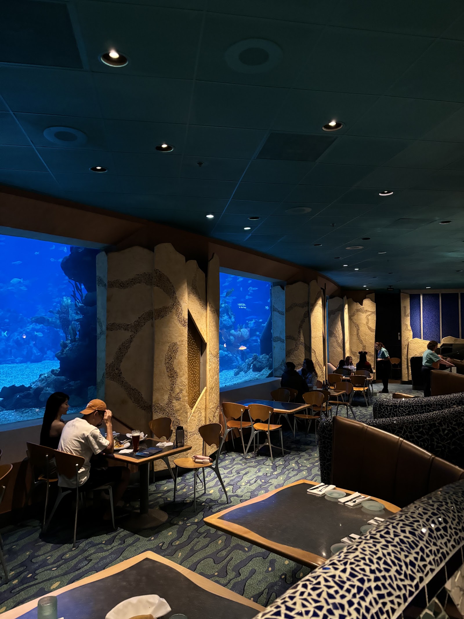 Coral Reef Restaurant — Oficiais