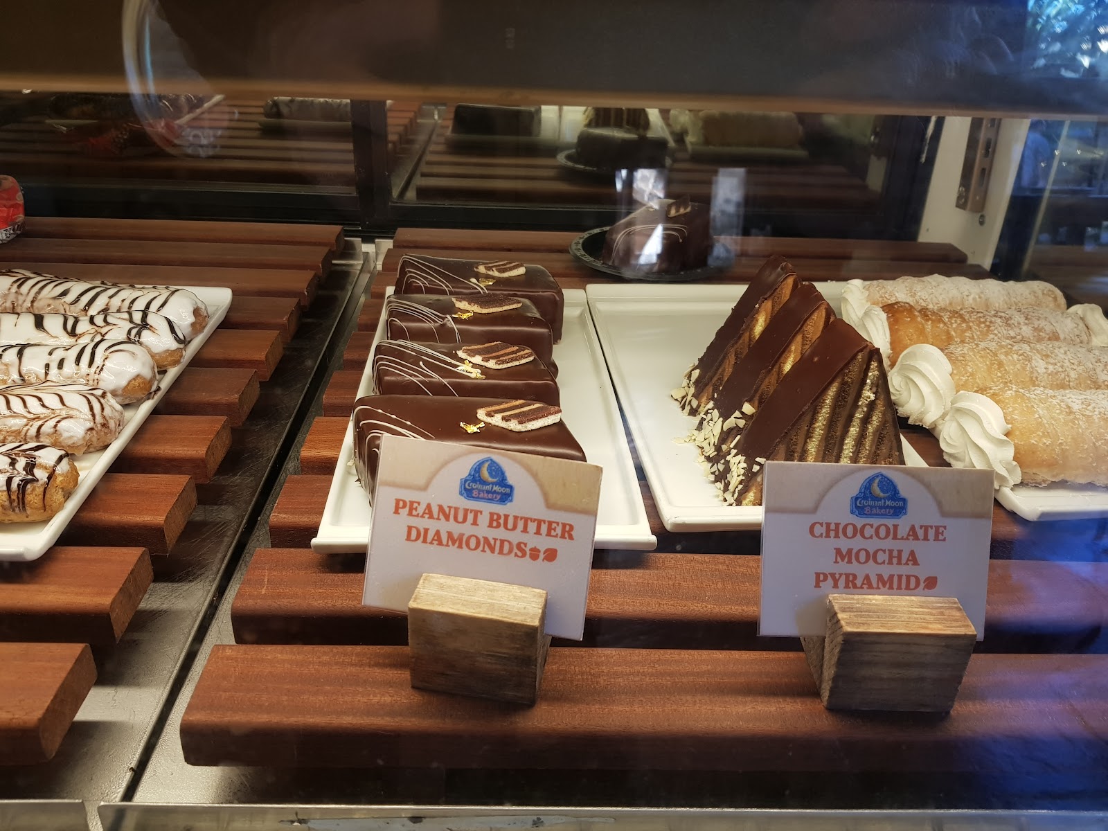 Croissant Moon Bakery — Oficiais