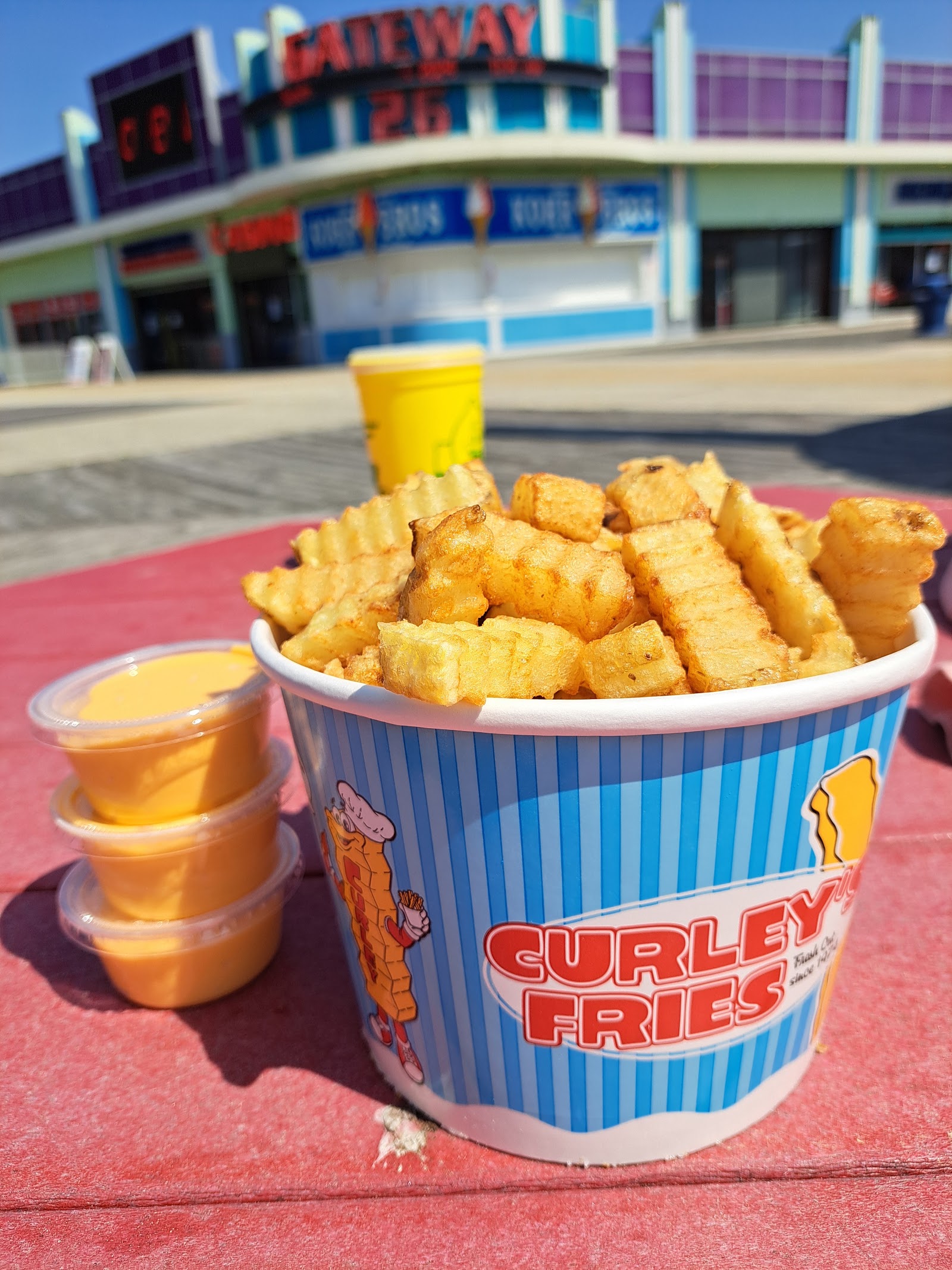 Curley's Fries — Oficiais