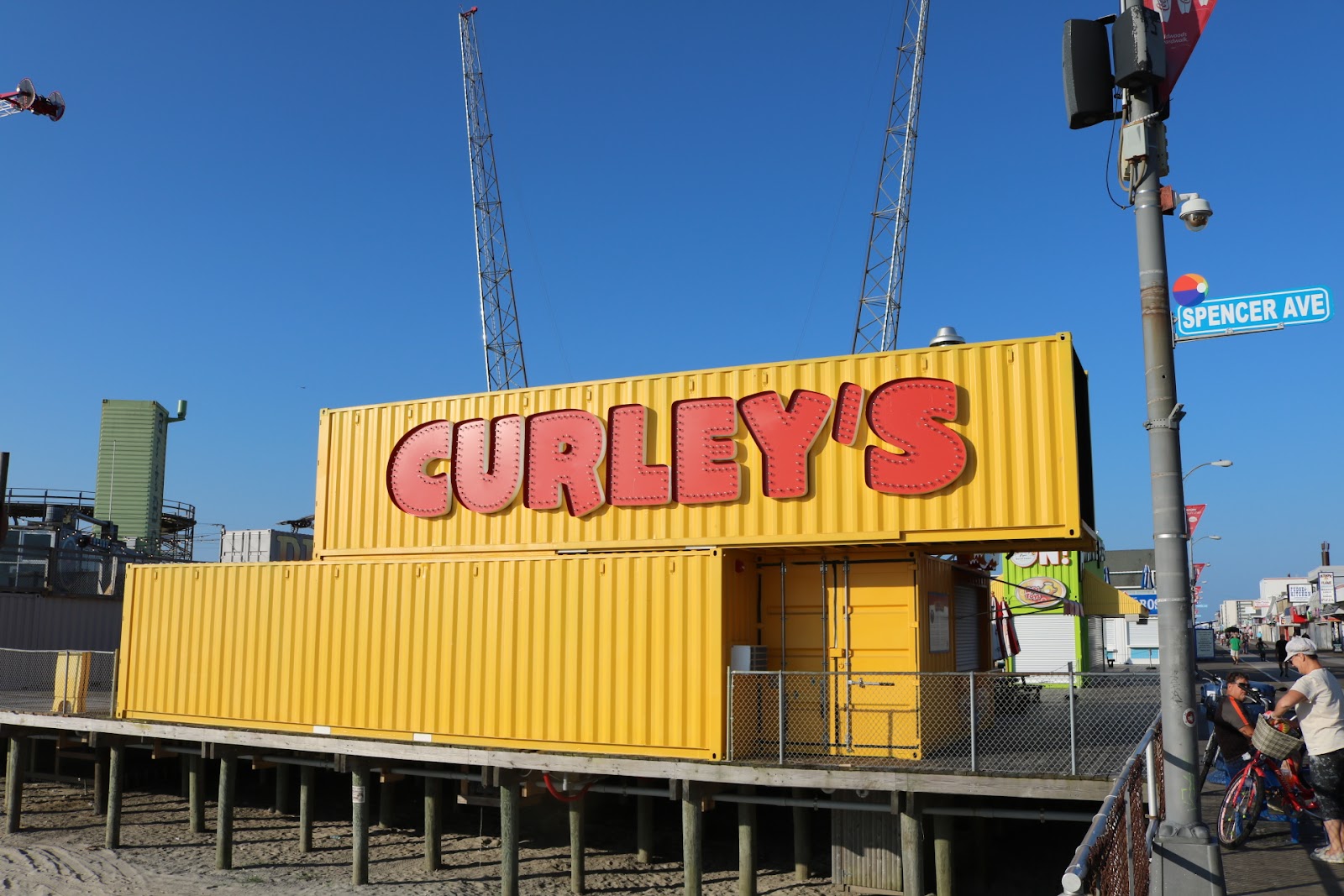 Curley's Fries — Oficiais