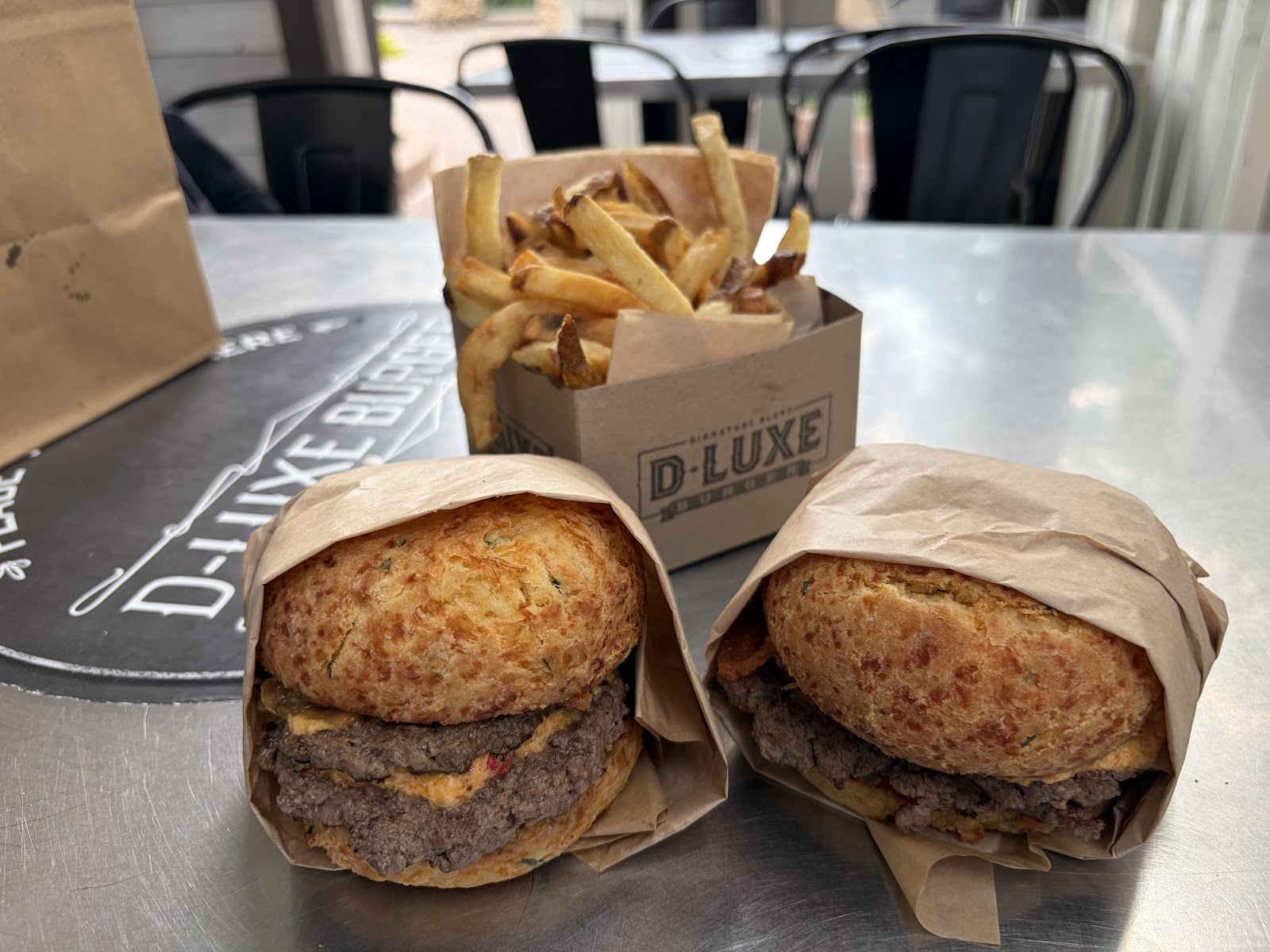 D-Luxe Burger — Oficiais