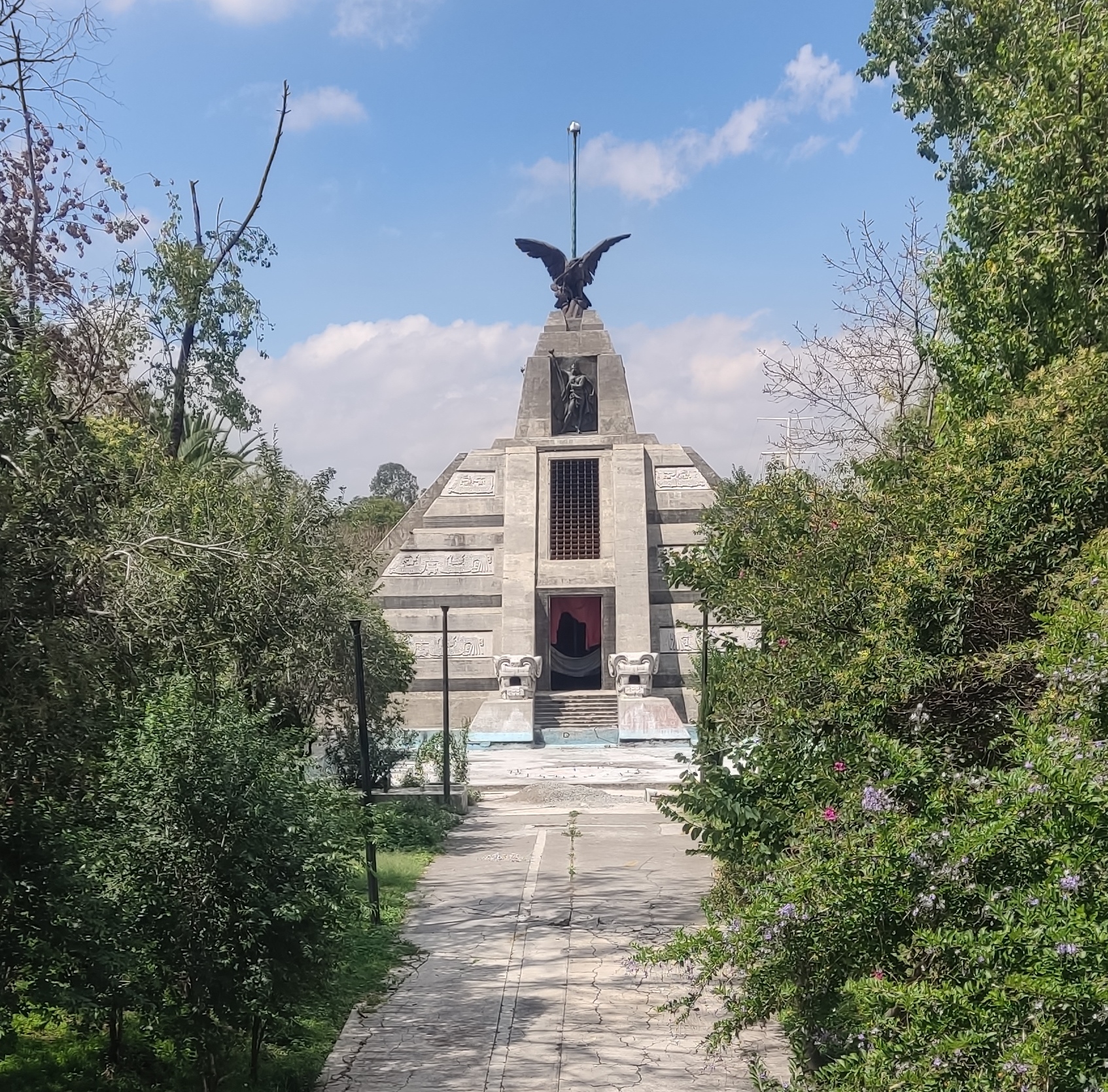 Monumento a la Raza