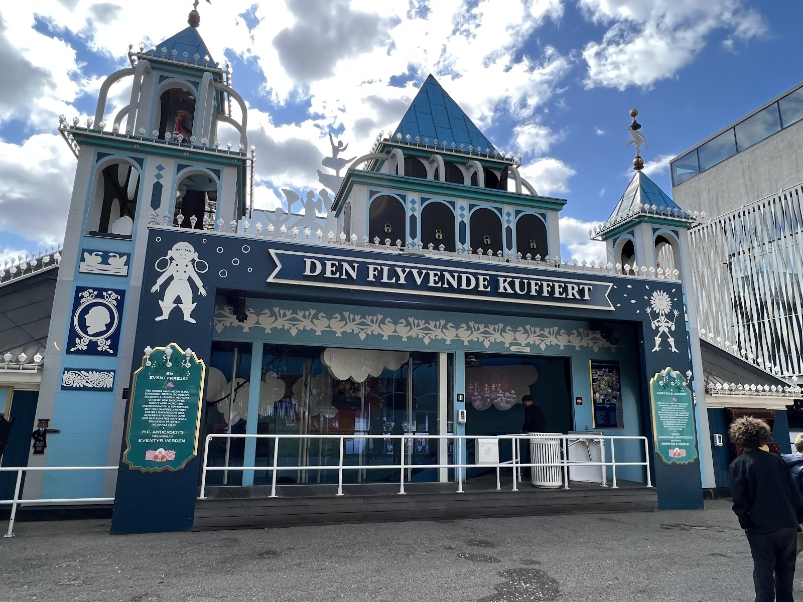 Den Flyvende Kuffert — Oficiais