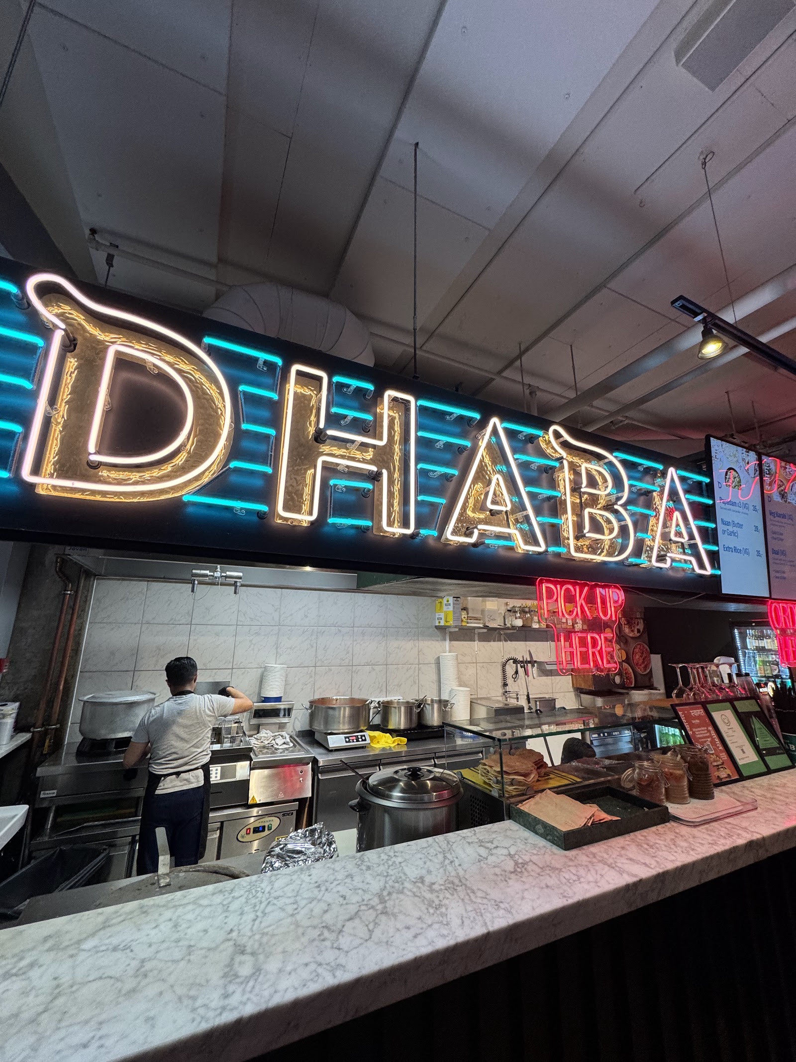 Dhaba Tivoli — Oficiais