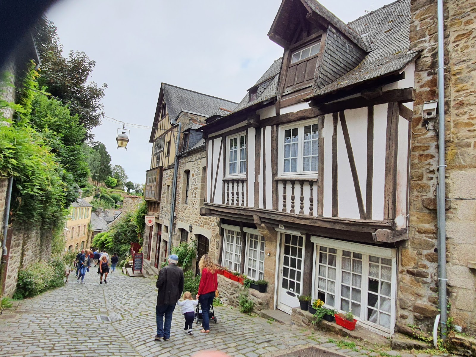 Dinan — Oficiais