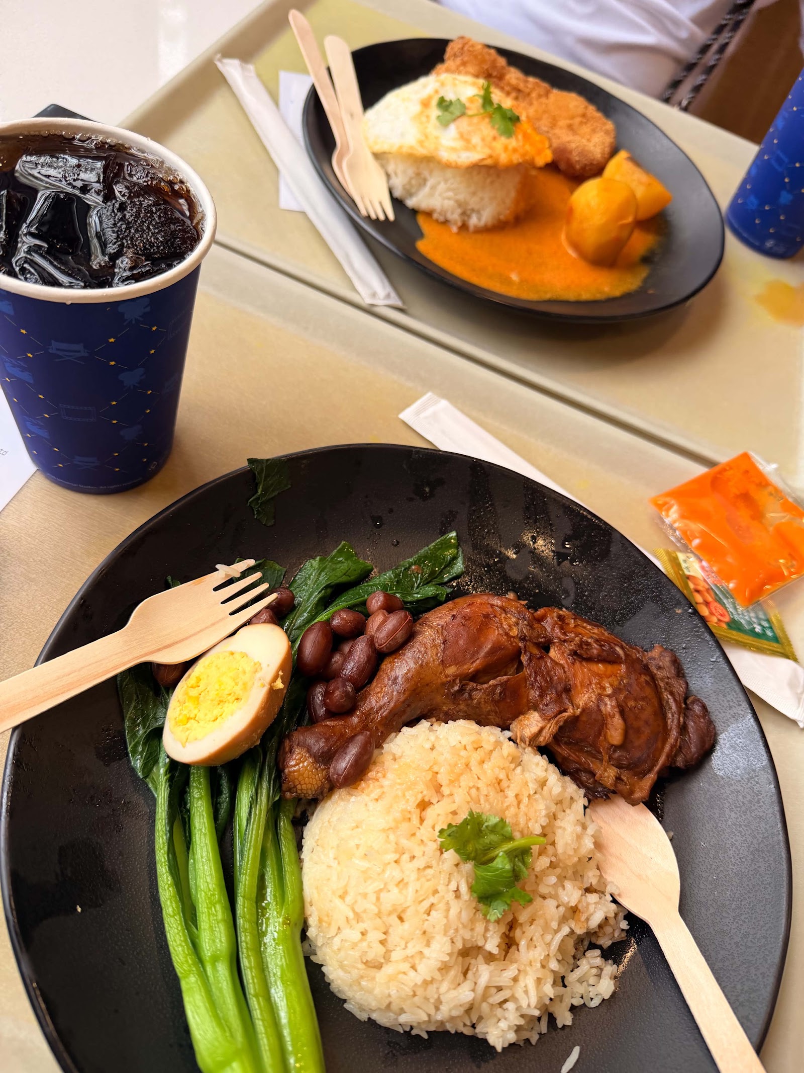 Discovery Food Court — Oficiais