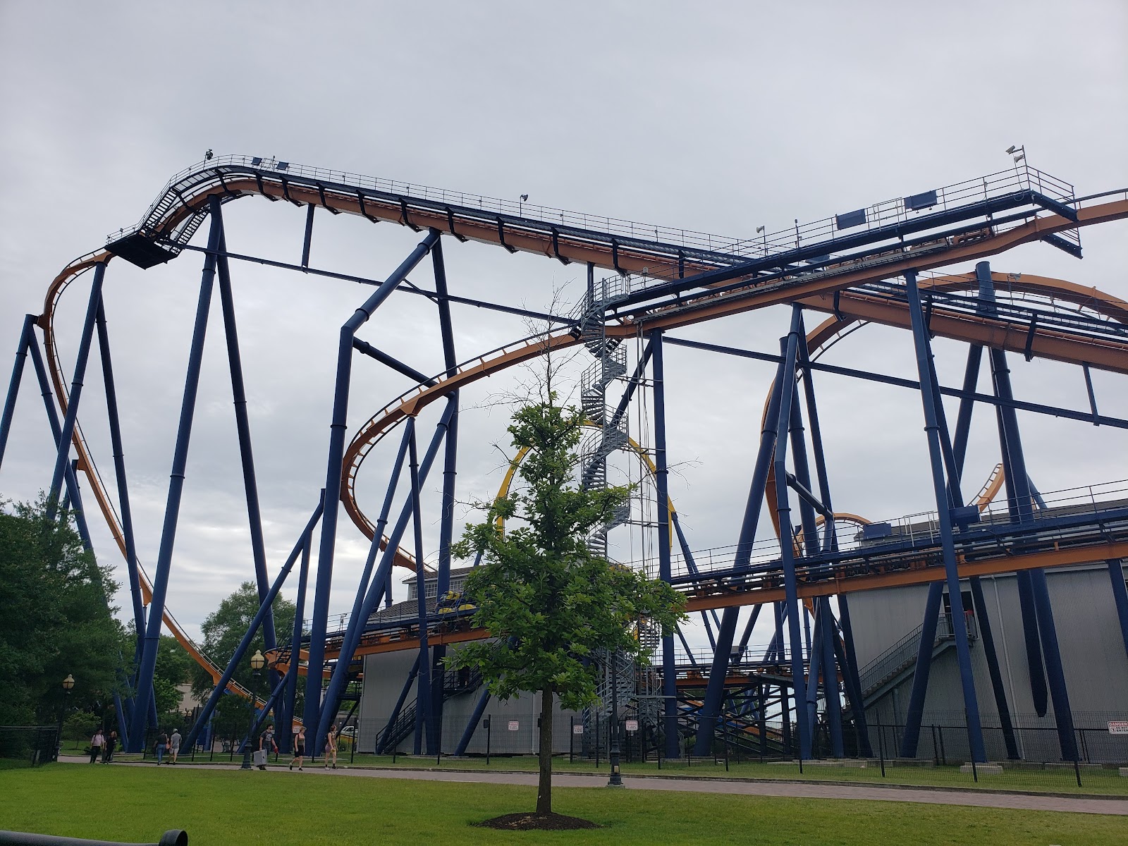 Dominator — Oficiais