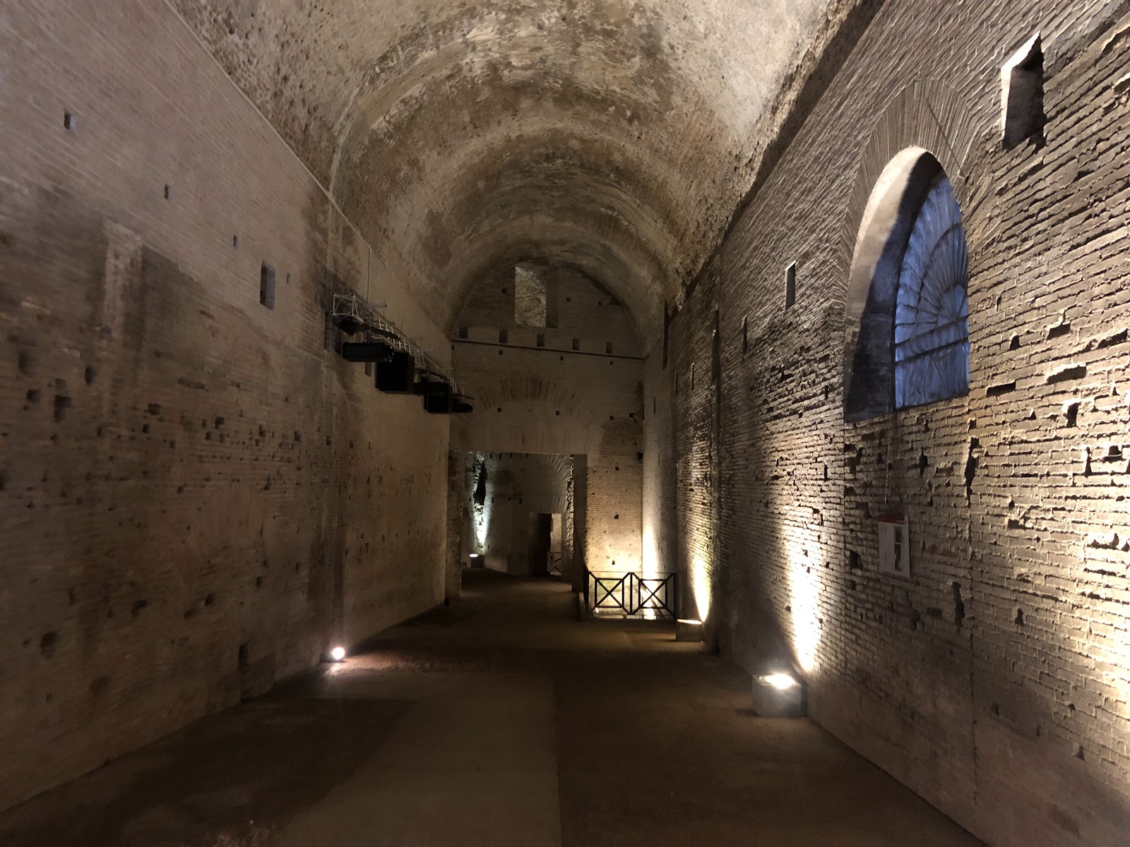 Domus Aurea — Oficiais